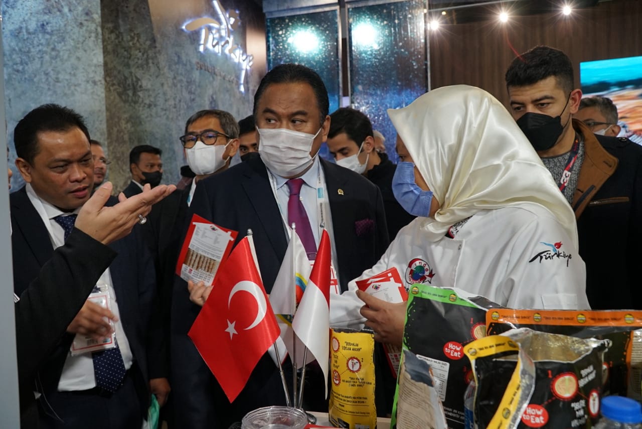 Anggota DPR Rachmat Gobel (tengah) saat menghadiri World Halal Expo 2021 di Istanbul, Turki. 