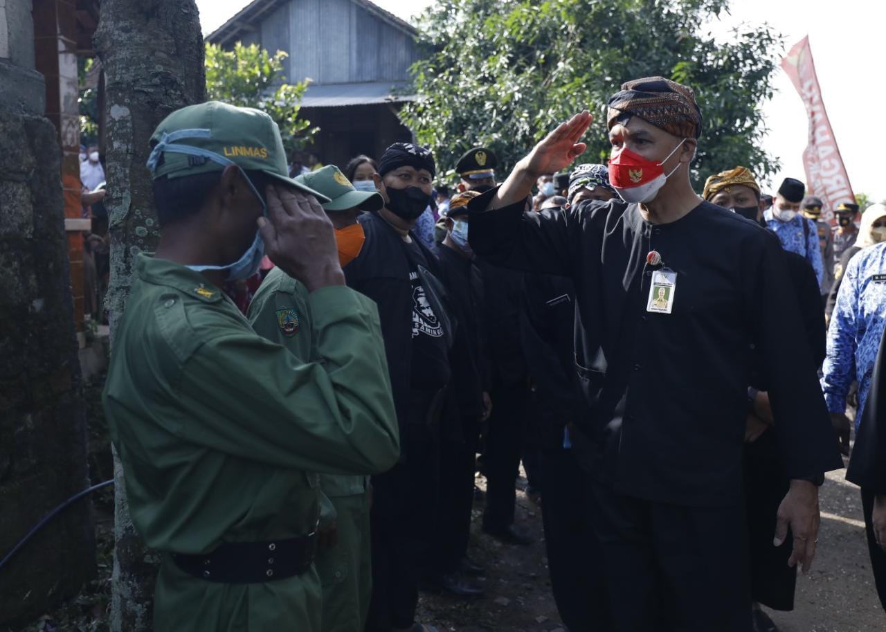 Gubernur Jawa Tengah Ganjar Pranowo peringati Hari Pahlawan di Blora, Rabu (10/11).