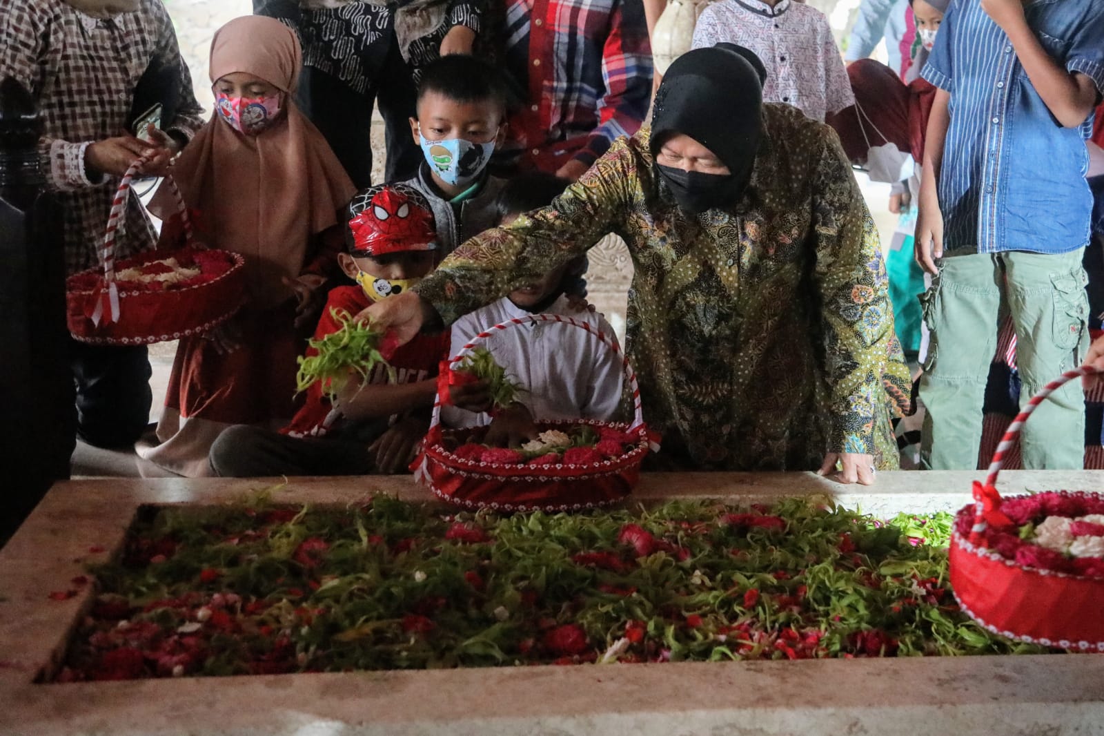 Mensos Tri Rismaharini melakukan tabur bunga di Makam Bung Karno di Kota Blitar, Jawa Timur.