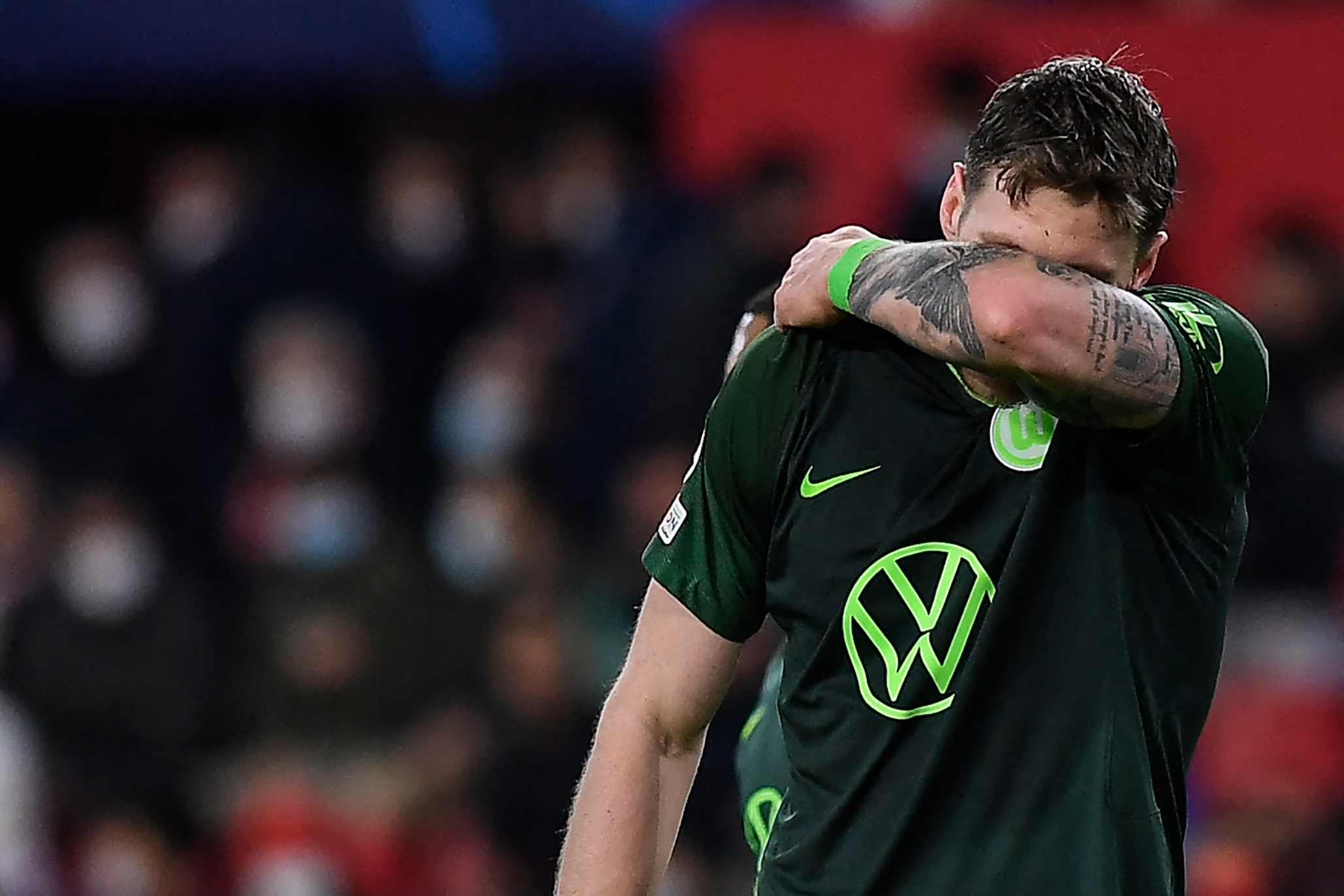 Penyerang Wolfsburg Wout Weghorst bereaksi dalam laga Liga Champions melawan Sevilla.
