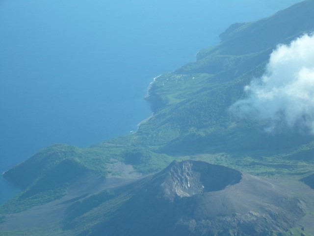 Gunung Ile Werung dari udara.