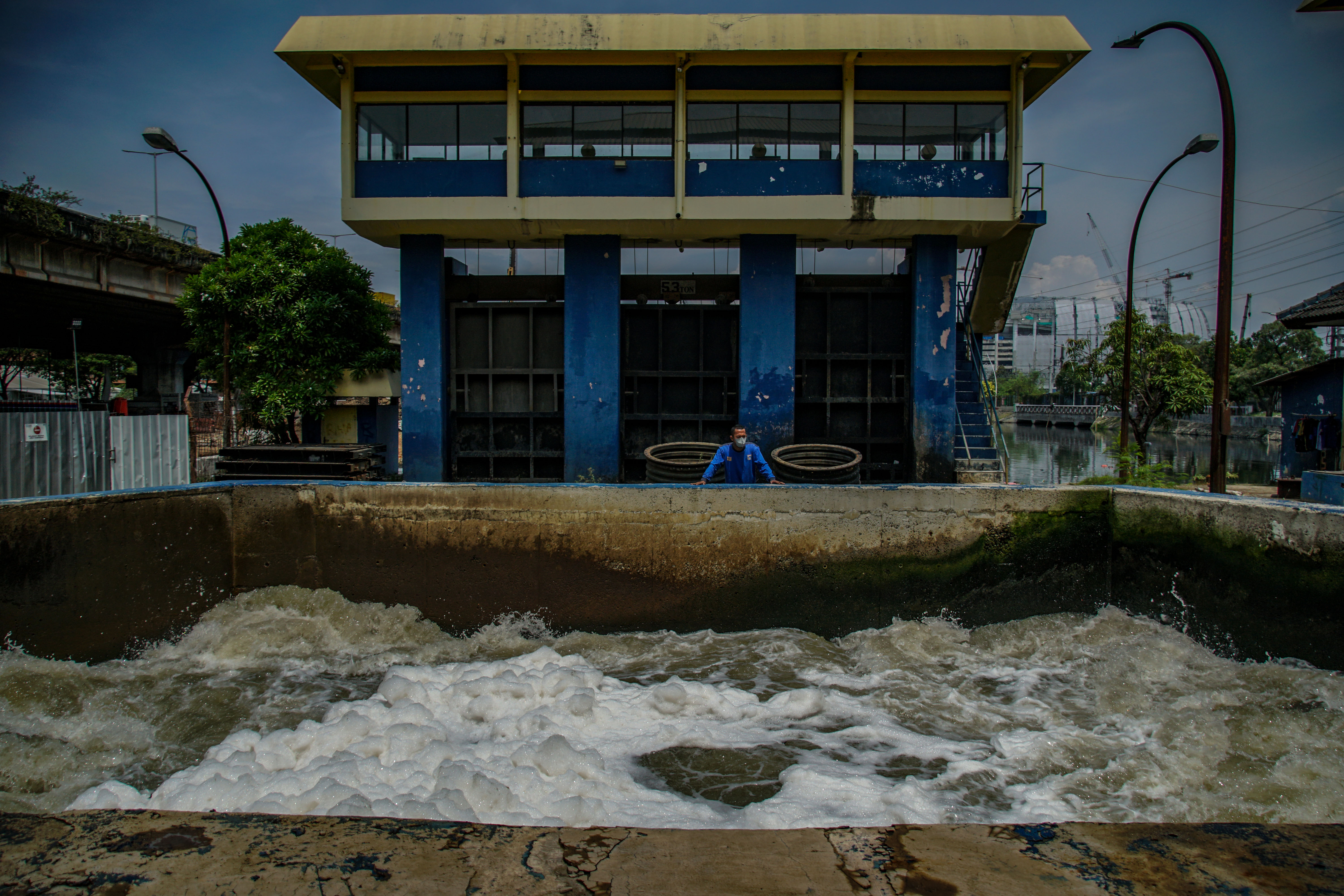 Petugas Dinas Sumber Daya Air Jakarta memantau aliran air di Pintu Air Ancol, Jakarta Utara