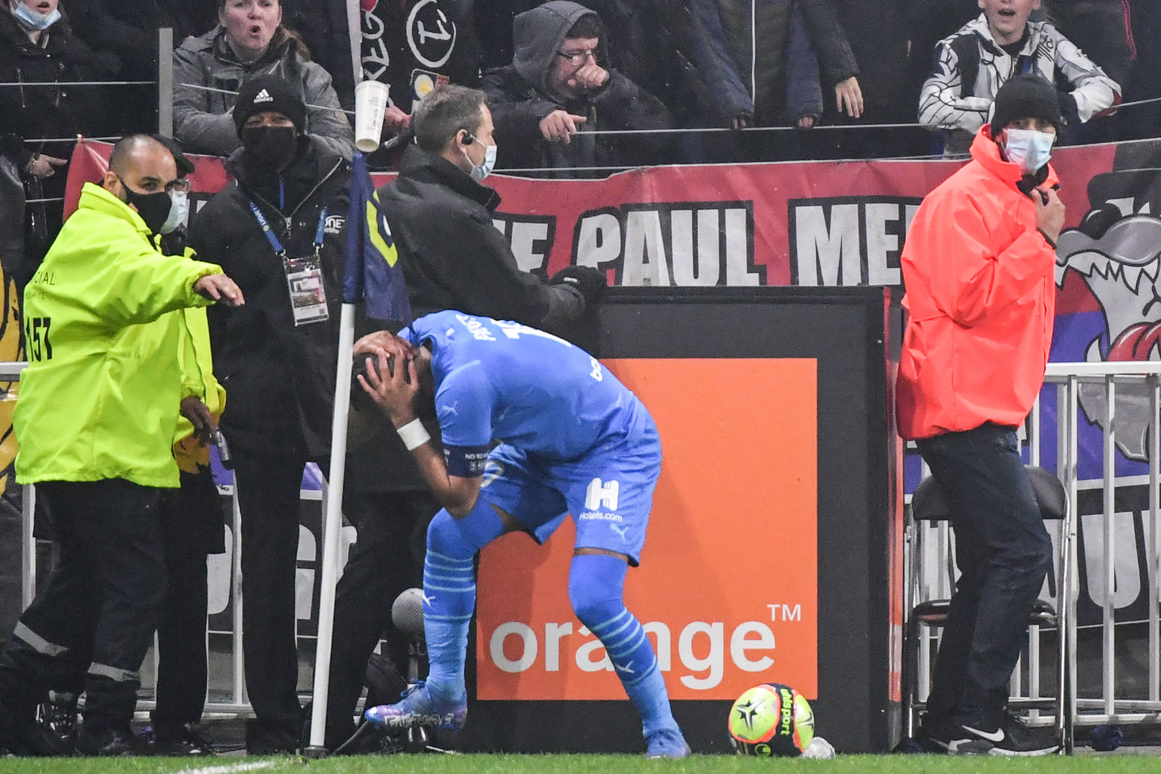 Kapten Marseille Dimitri Payet terkena lemparan botol dari pendukung Lyon di laga Ligue 1.