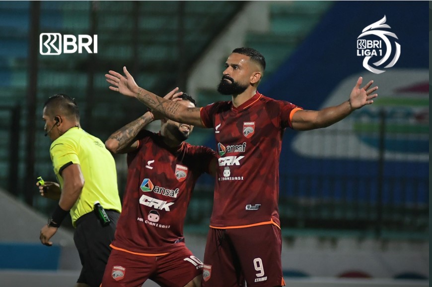 Pemain Borneo FC melakukan selebrasi usai mencetak gol ke gawang Persja.