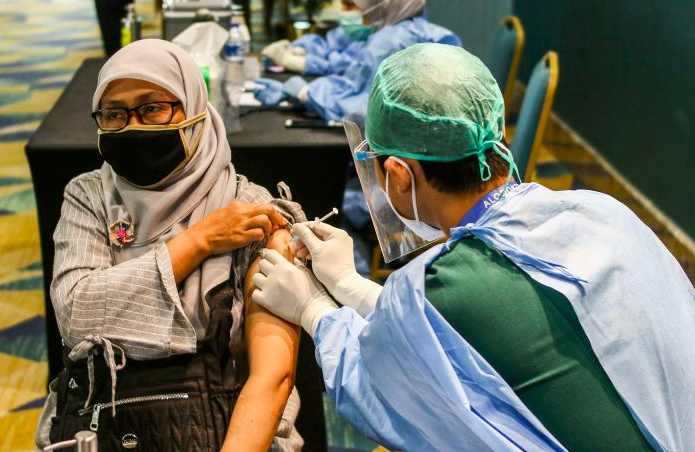 Luhut: Dosis Vaksin Lengkap Ditargetkan Capai 60% di Akhir 2021