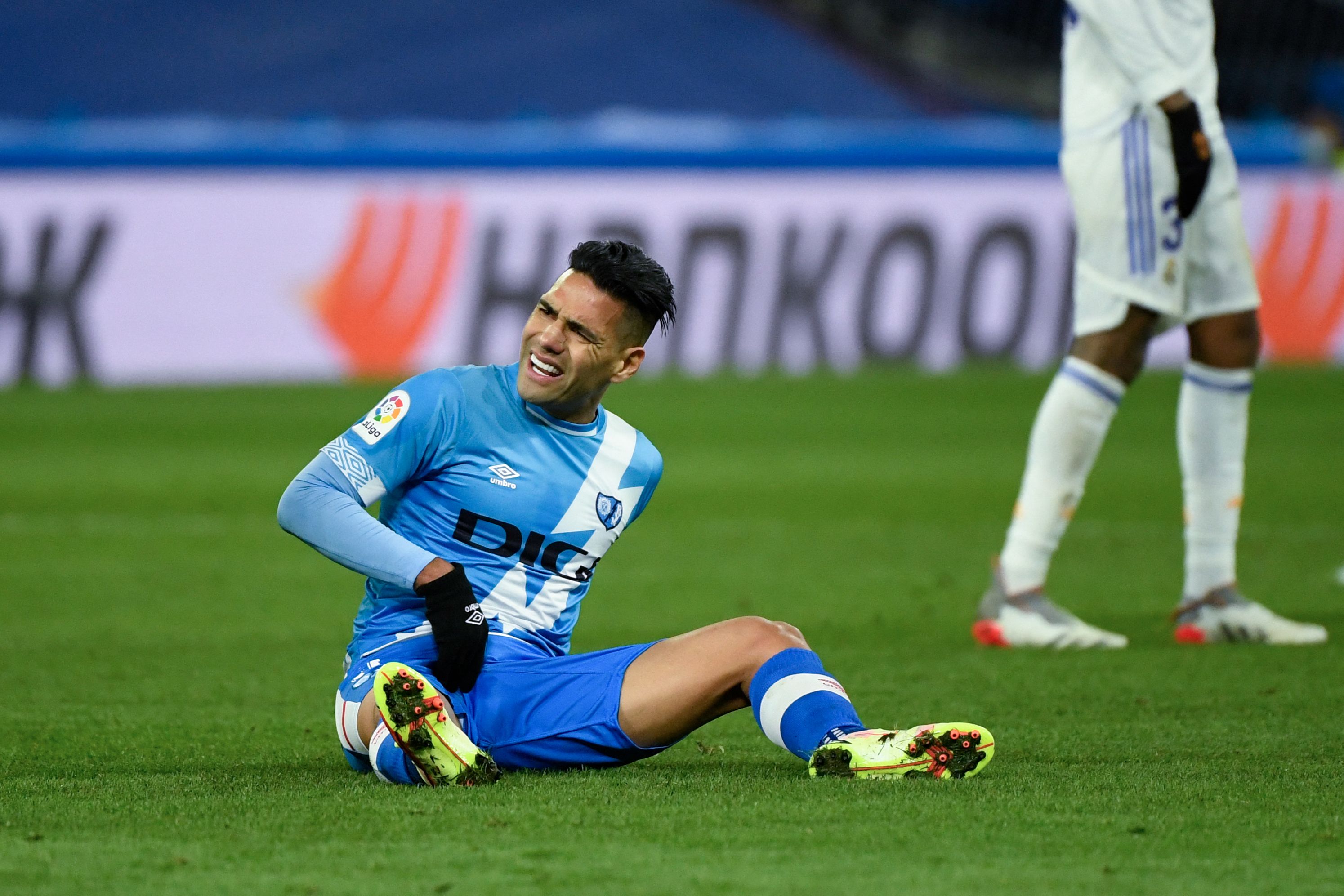 Penyernag Rayo Vallecano Radamel Falcao bereaksi usai mengalami cedera dalam laga La Liga melawan Real Madrid.