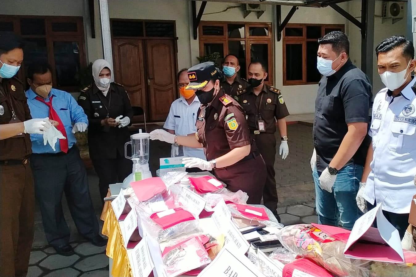 Kajari Brebes, Mernawati, SH (bertopi) memperhatikan BB yang akan dimusnahkan. 