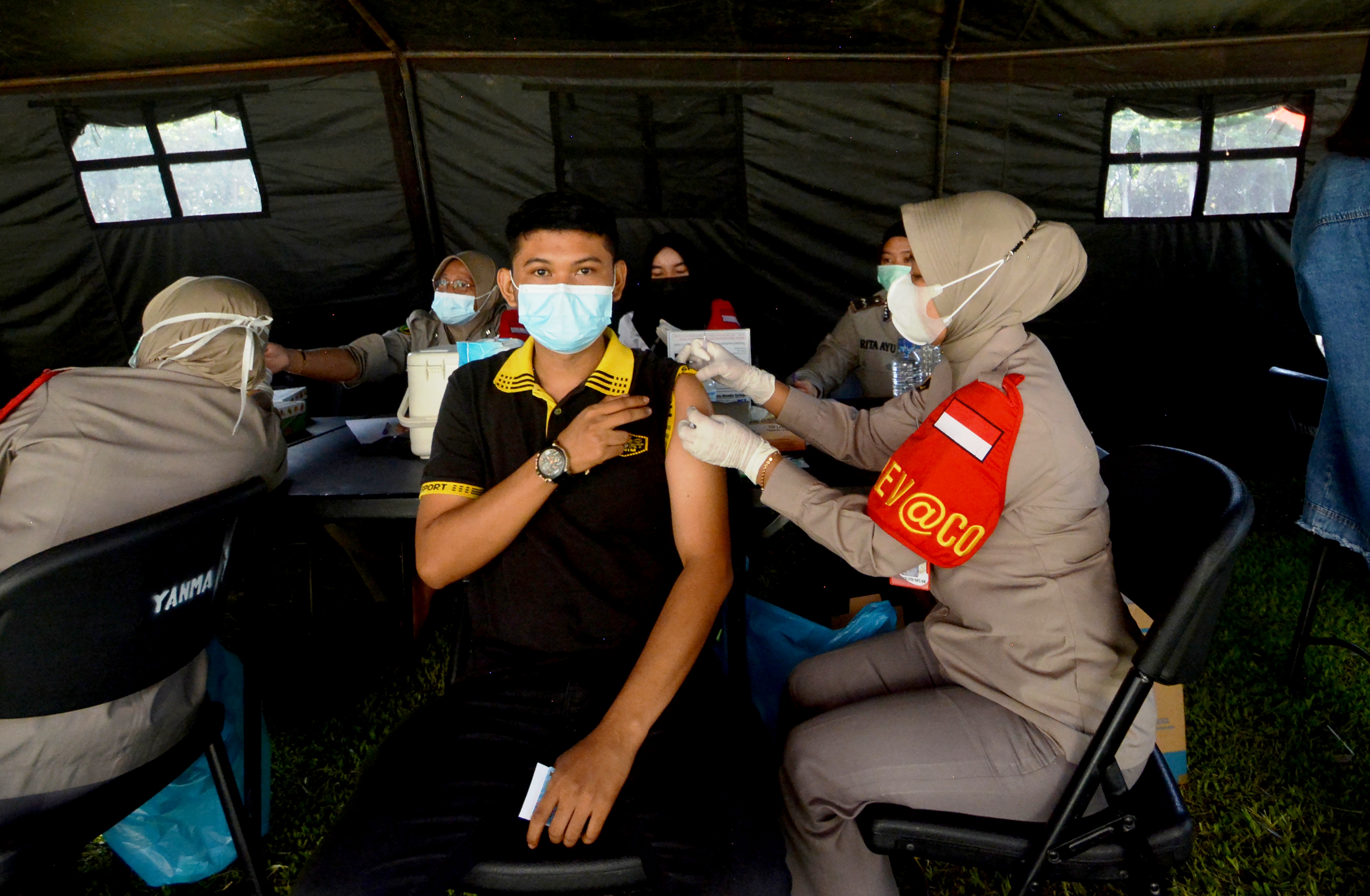 Warga mengikuti vaksinasi COVID-19 yang digelar Polda Sumbar dan Korem 032/Wirabraja di lapangan Imam Bonjol, Padang, Sumatera Barat.