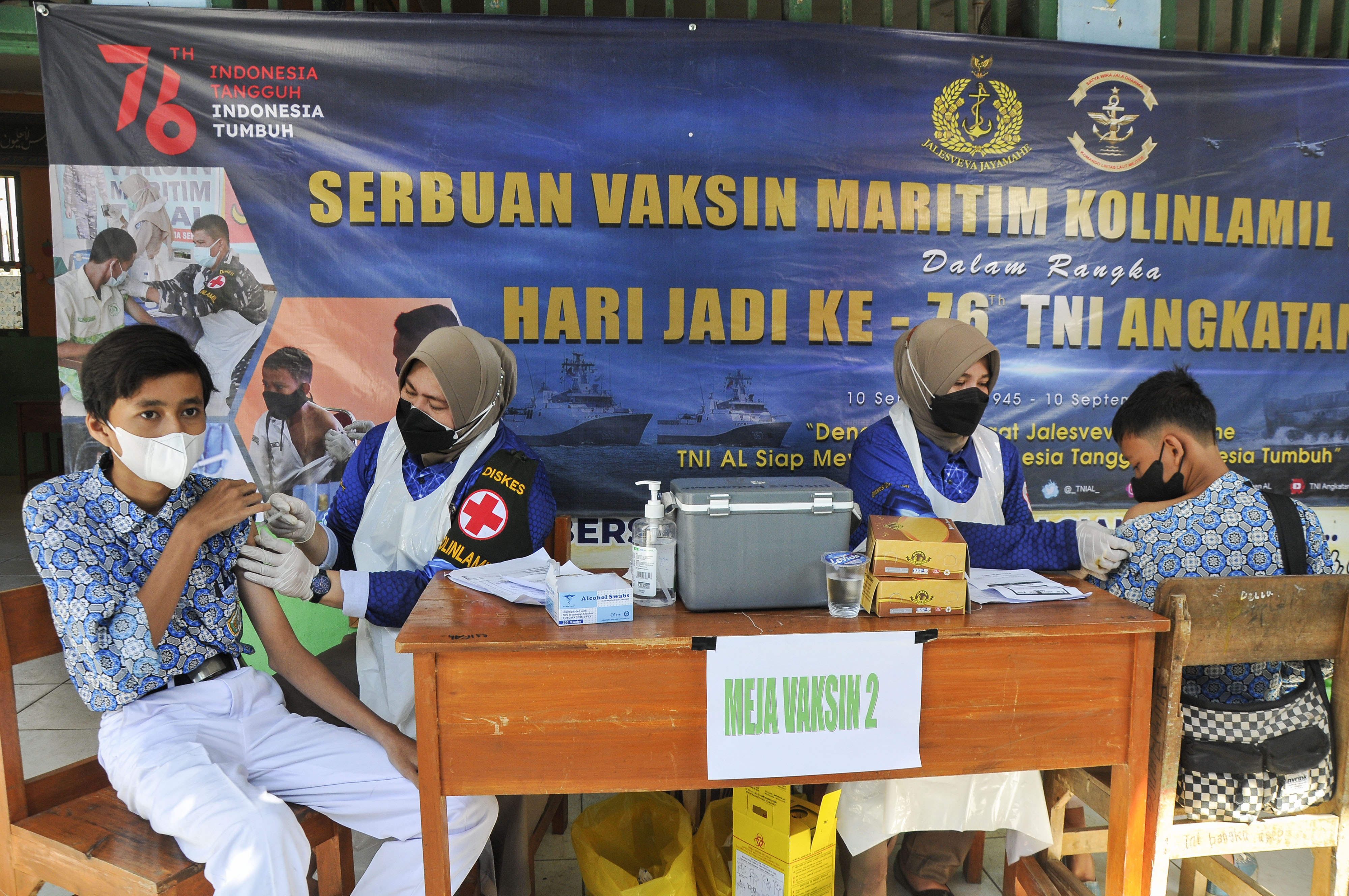Petugas menyuntikkan vaksin covid-19 kepada pelajar Madrasah Al Husna Waziyadah di Sukakarya, Kabupaten Bekasi, Jawa Barat, Kamis (9/9/2021)