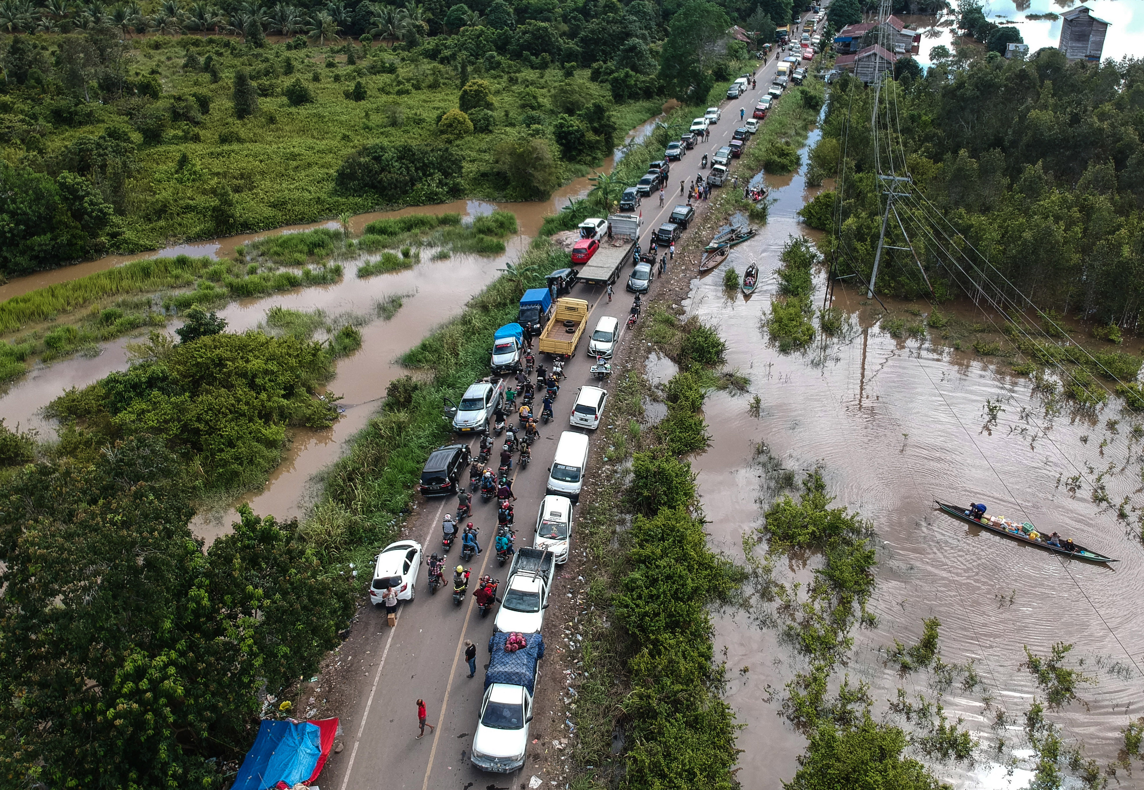 Antrean kendaraan akibat banjir di Bukit Rawi, Kabupaten Pulang Pisau, Kalimantan Tengah