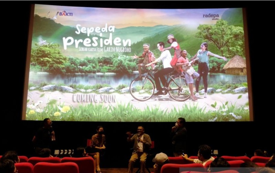 Sutradara Garin Nugroho (kanan) didampingi artis Ariel Tatum saat merilis poster film Sepeda Presiden di Balinale, Bali, Minggu (14/11).