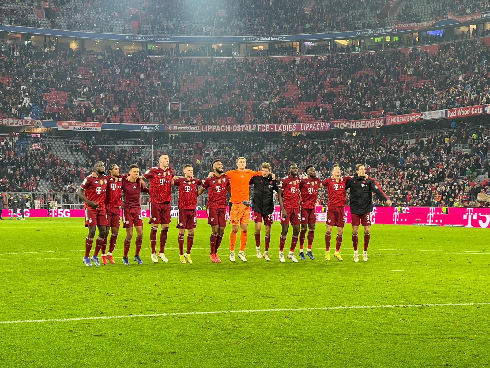 Skuad Bayern Muenchen merayakan kemenangan