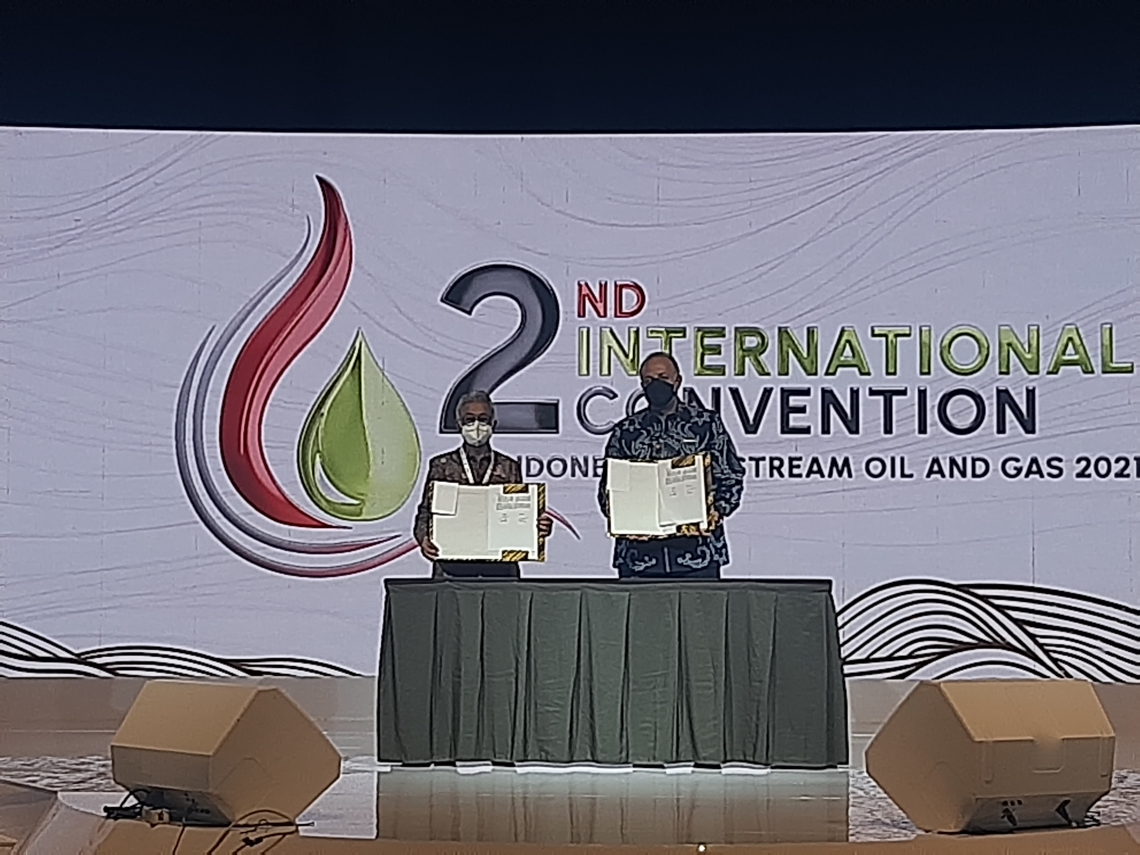 Kepala SKK Migas Dwi Soetjipto (kiri) dan Presiden BP Indonesia Nader Zaki tanda tangani proyek CCUS, di Nusa Dua, Bali, Senin (29/11).