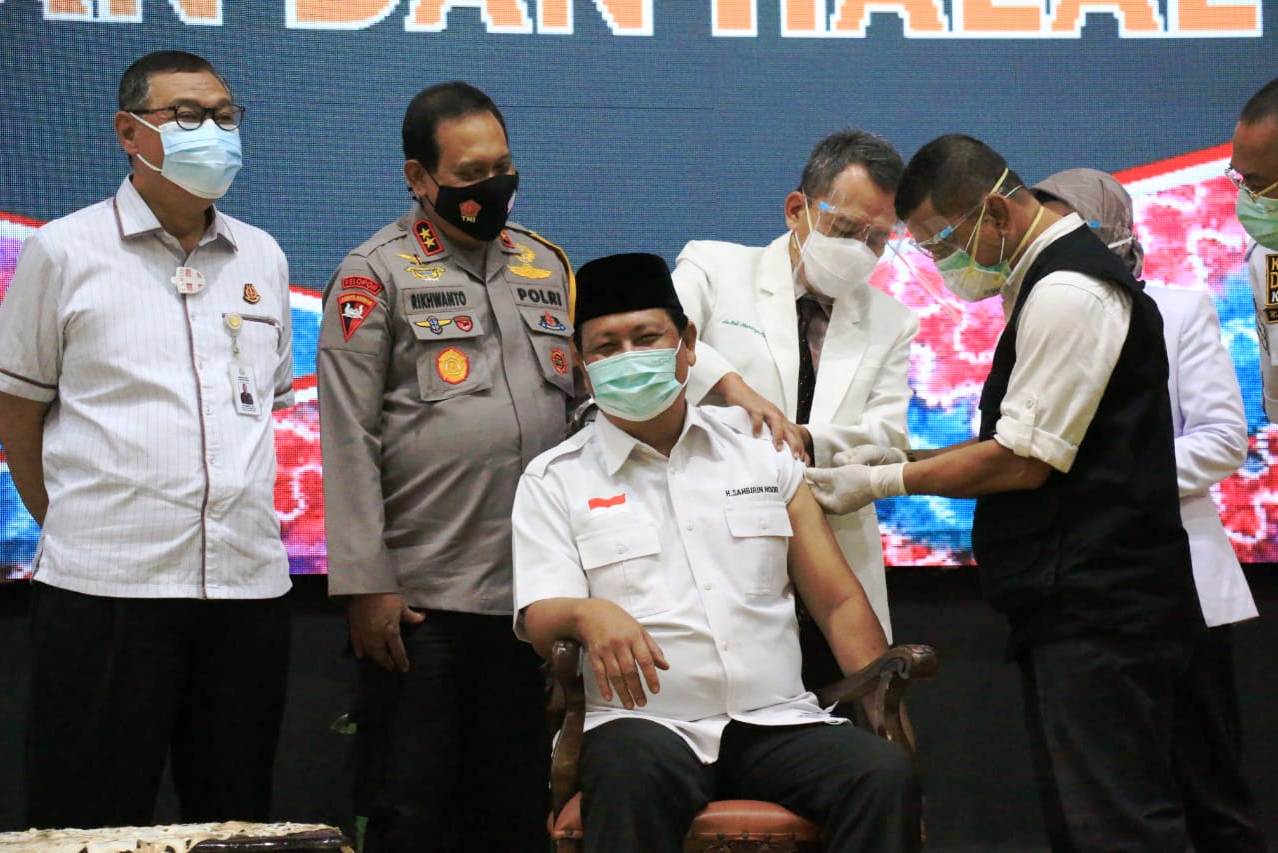 Gubernur Kalsel Sahbirin Noor bersama Forkopimda dan SKPD Pemprov Kalsel saat jalani vaksinasi covid -19. 