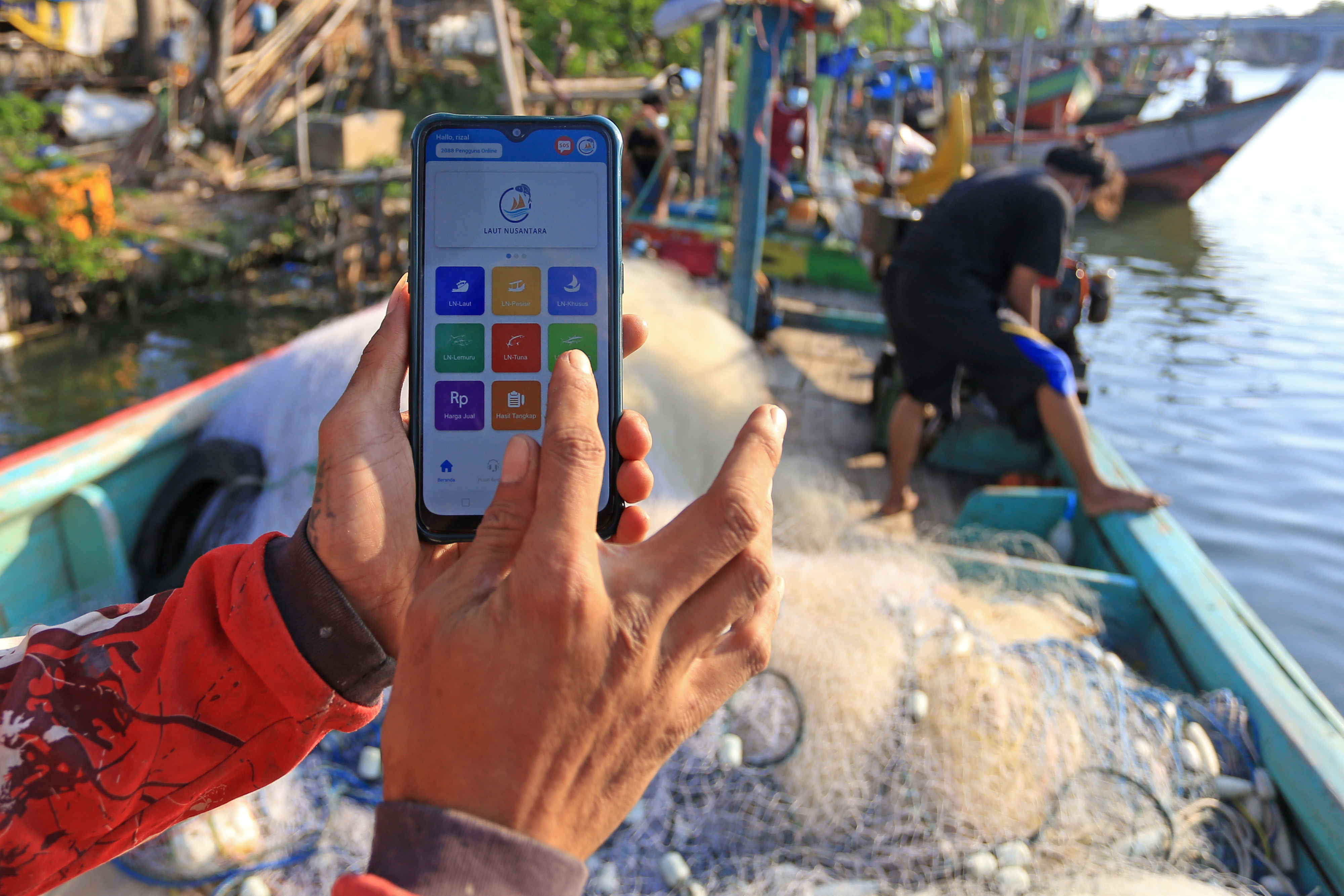 Nelayan mengakses fitur baru aplikasi Laut Nusantara di muara desa Grogol, Gunungjati, Kabupaten Cirebon, Jawa Barat, Rabu (28/7/2021)