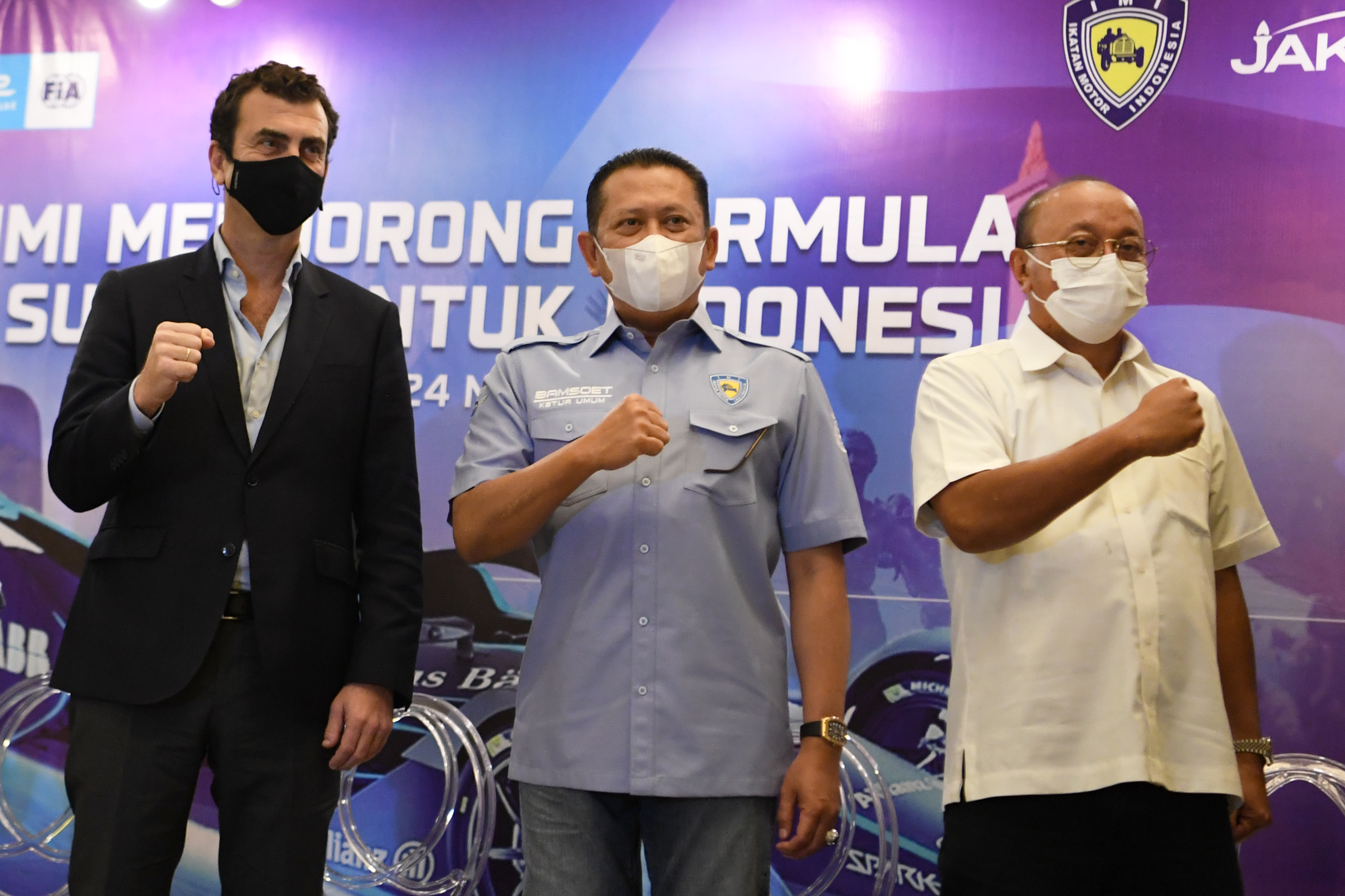 Ketua Umum IMI Bambang Soesatyo (tengah) bersama Co-Founder Formula E Alberto Longo (kiri) dan Direktur Utama PT Jakpro Widi Amanasto, seusa