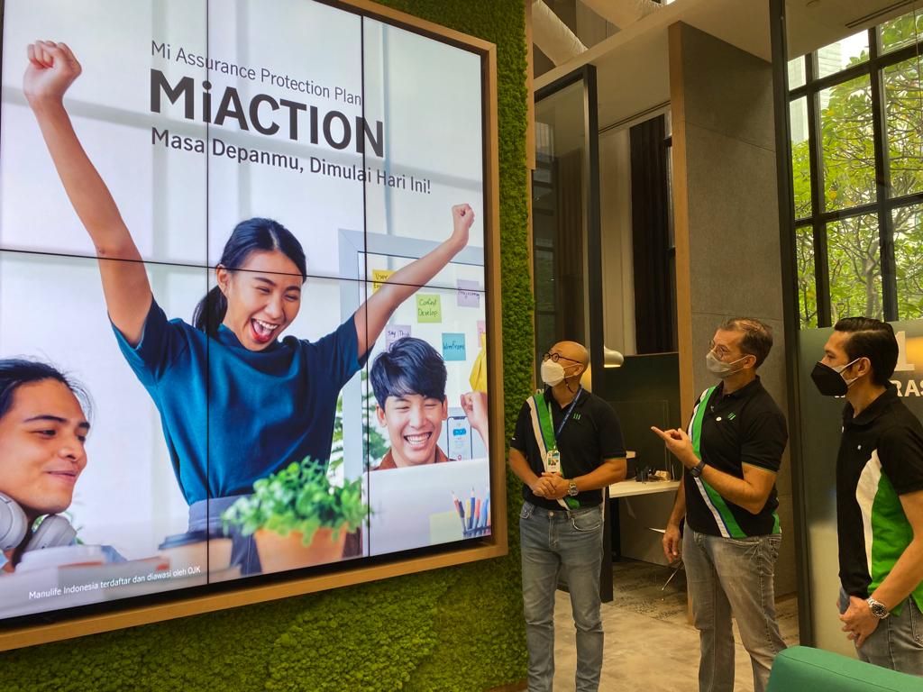 Director and General Manage Agency, Kevin Kwon (kiri) dan Director of Product & Inforce Management, Hans De Waal (tengah).