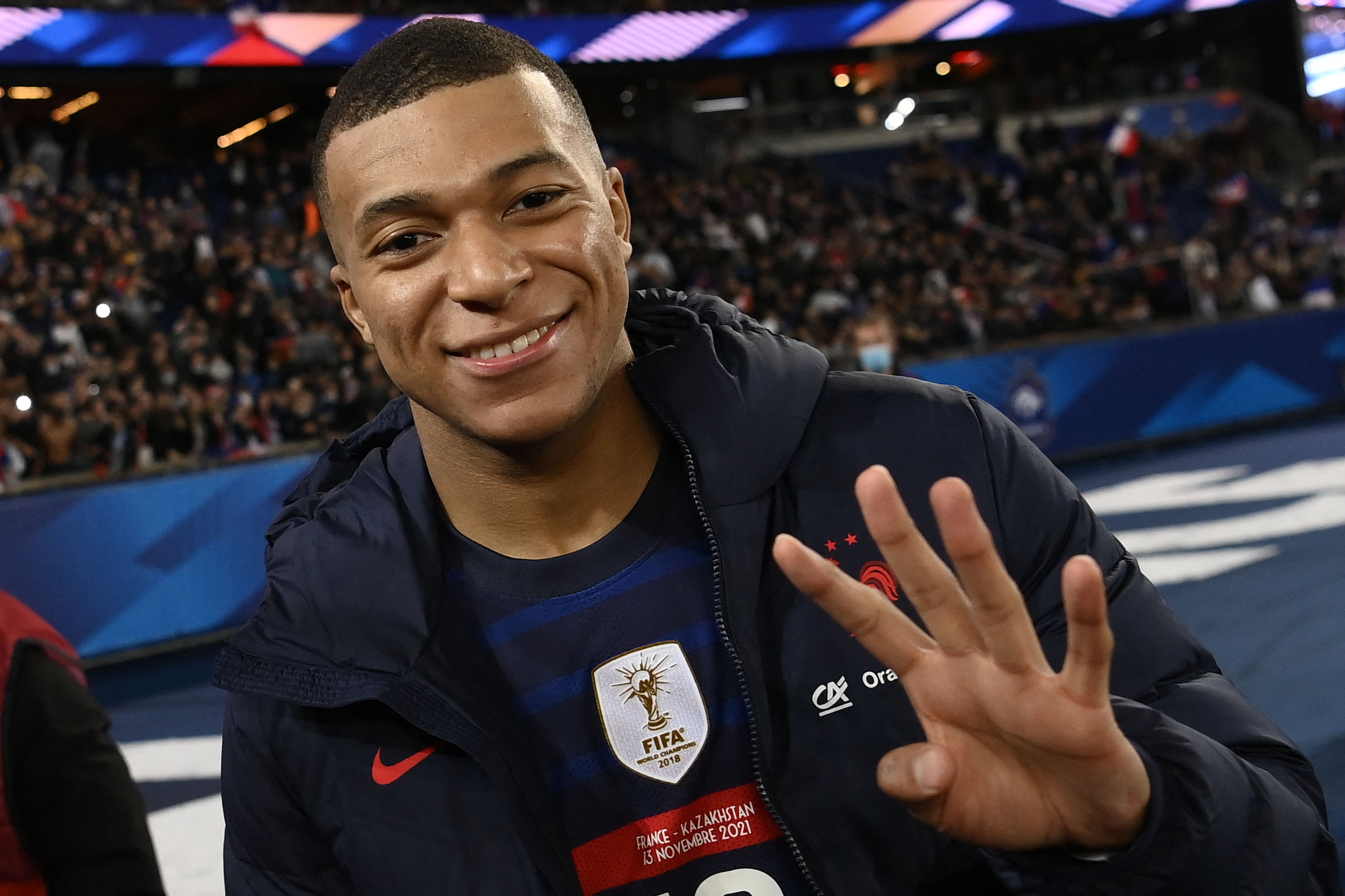 Penyerang timnas Prancis Kylian Mbappe mengangkat empat jari tangannya setelah mencetak empat gol ke gawang Kazakhstan.