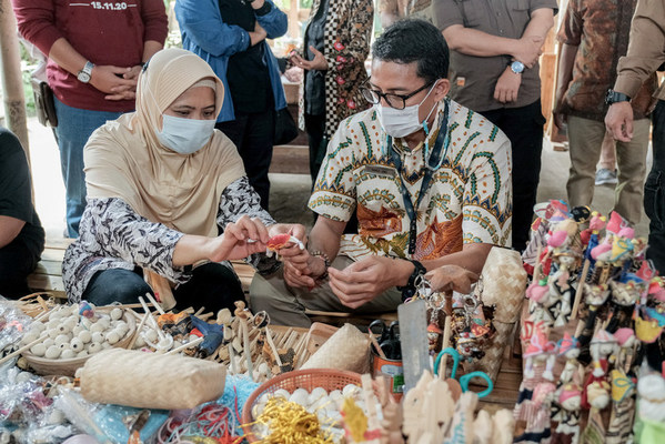 Menparekraf Sandiaga Uno berdialog dengan pelaku usaha mikro kecil dan menengah (UMKM).