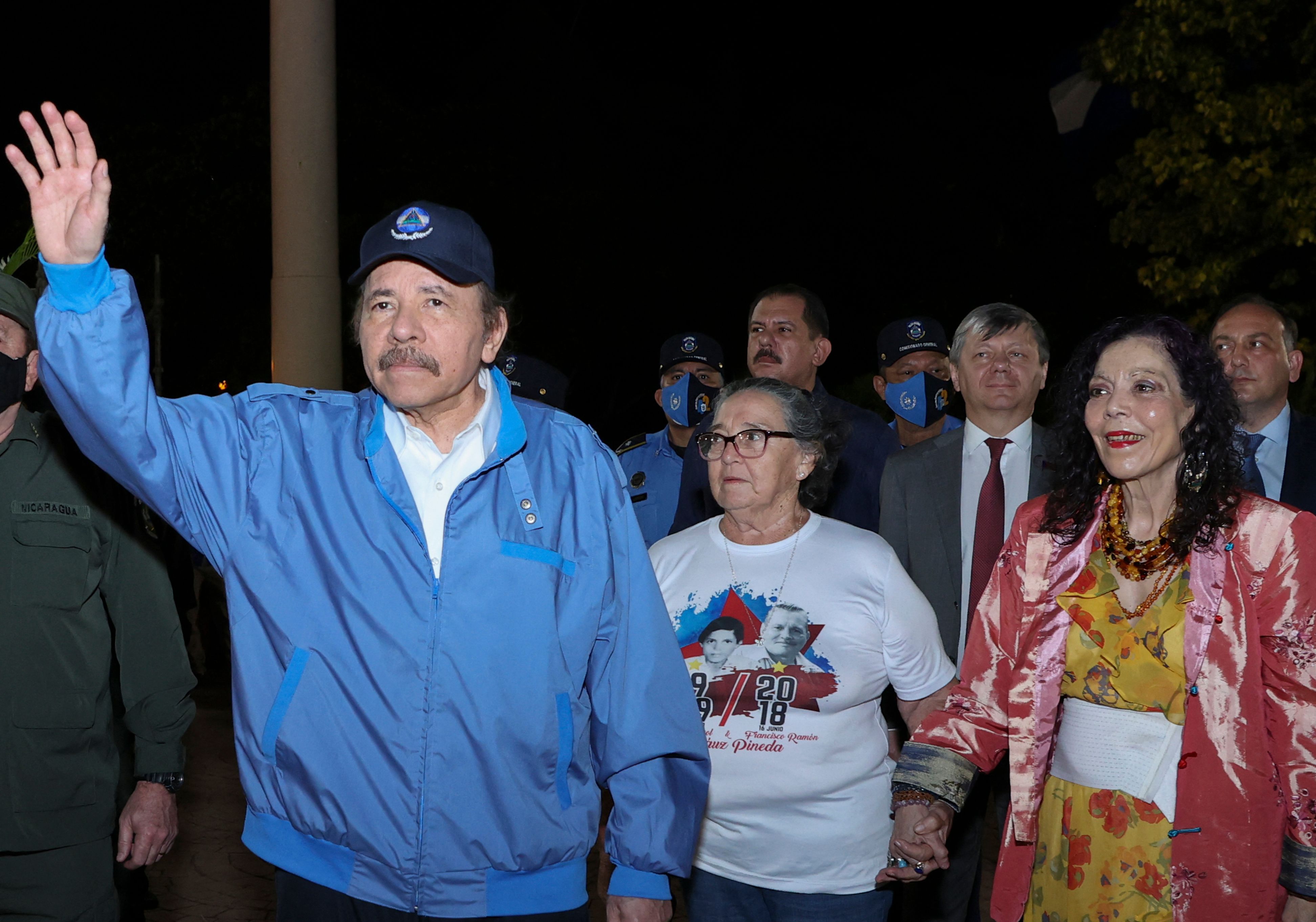 Presiden Nikaragua Daniel Ortega melambaikan tangan ke arah para pendukungnya.