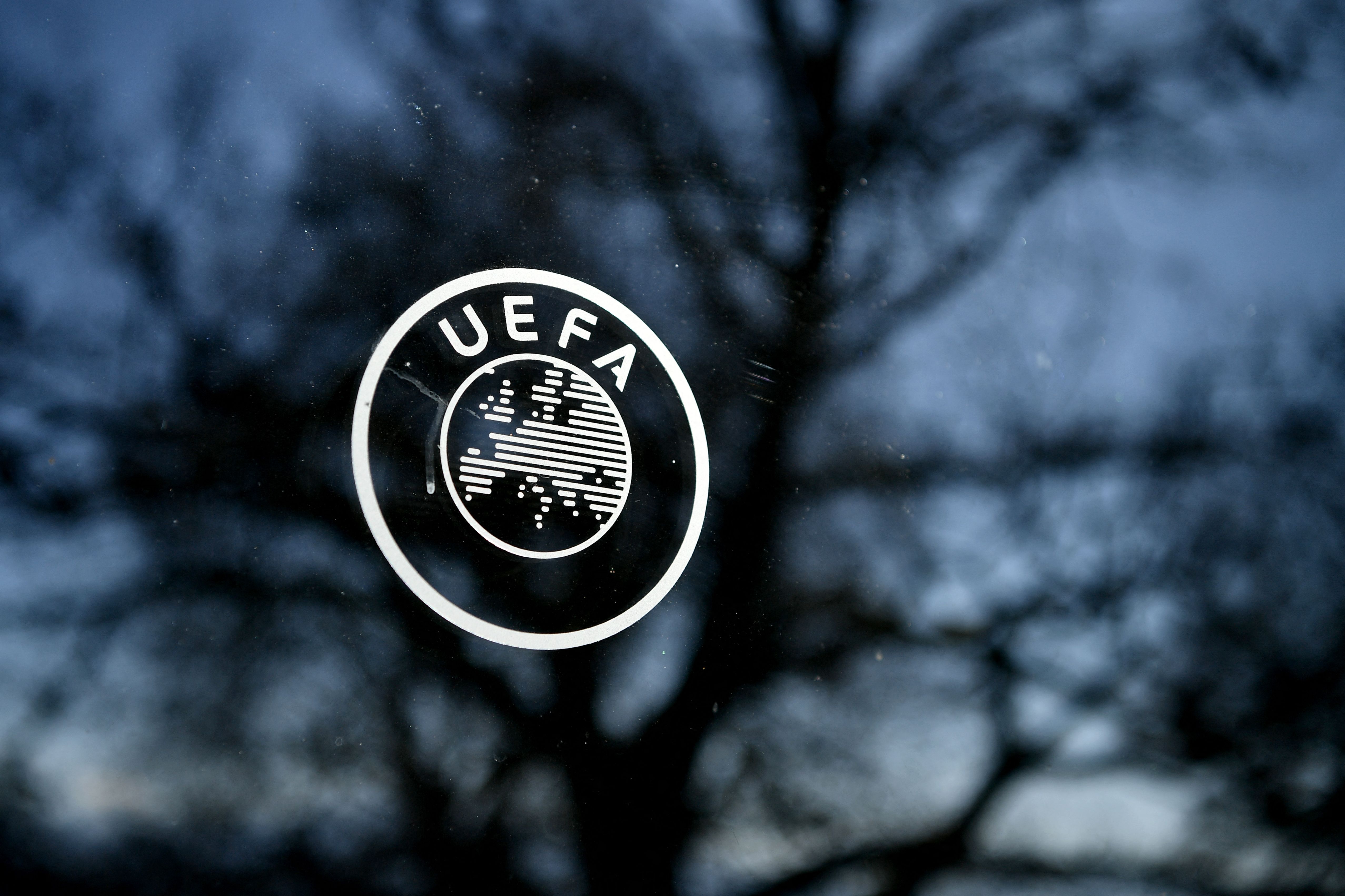Logo UEFA terlihat di markas besar federasi sepak bola Eropa itu d Nyon.