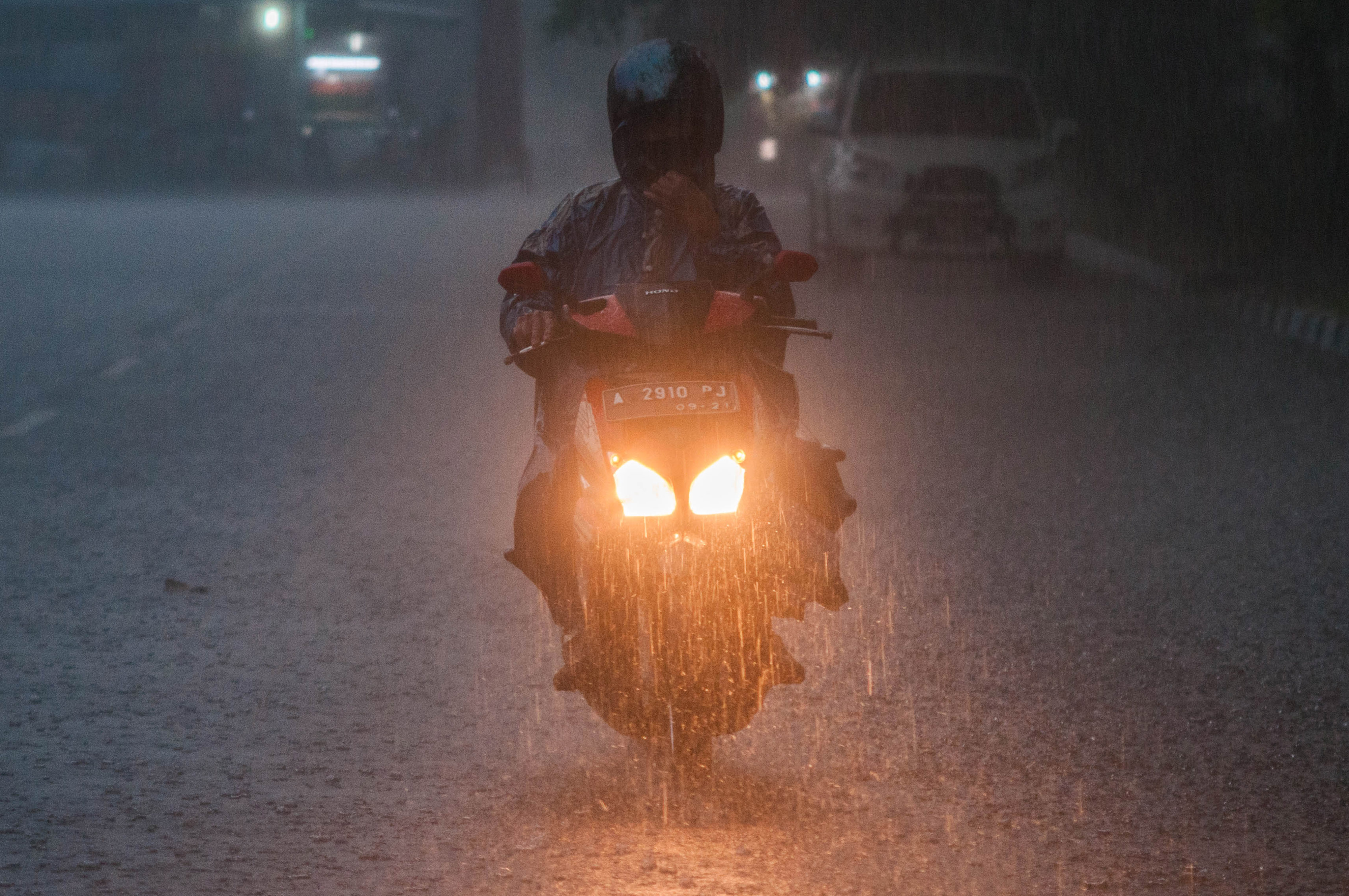 Pengendara roda dua menerobos hujan di Rangkasbitung, Lebak, Banten, Senin (9/8/2021).