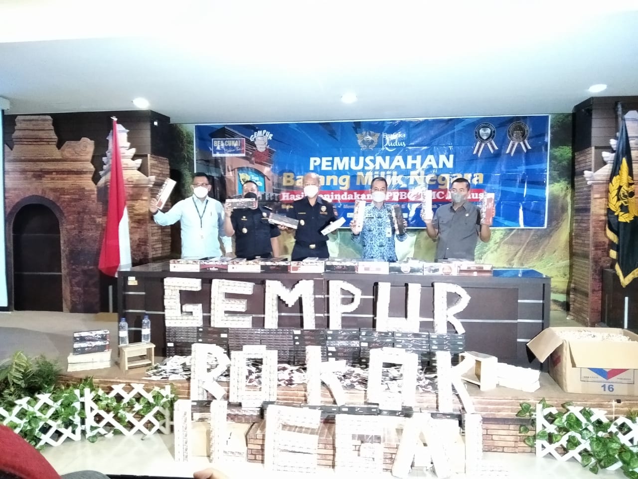 Kantor Pengawasan dan Pelayanan Bea Cukai Kudus bersama jajaran Forkompinda Kudus menunjukkan rokok ilegal yang diamankan pada Rabu (17/11).