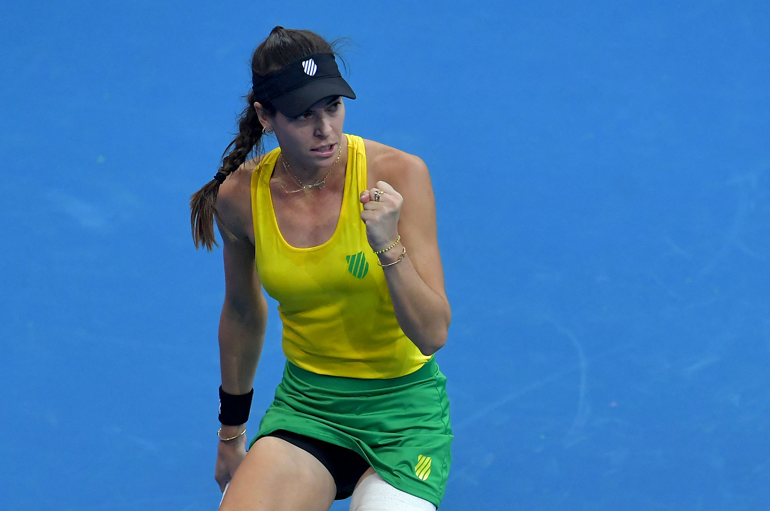 Petenis Australia Ajla Tomljanovic usai mengalahkan petenis Belarus Aliaksandra Sasnovich di ajang Piala Billie Jean King.