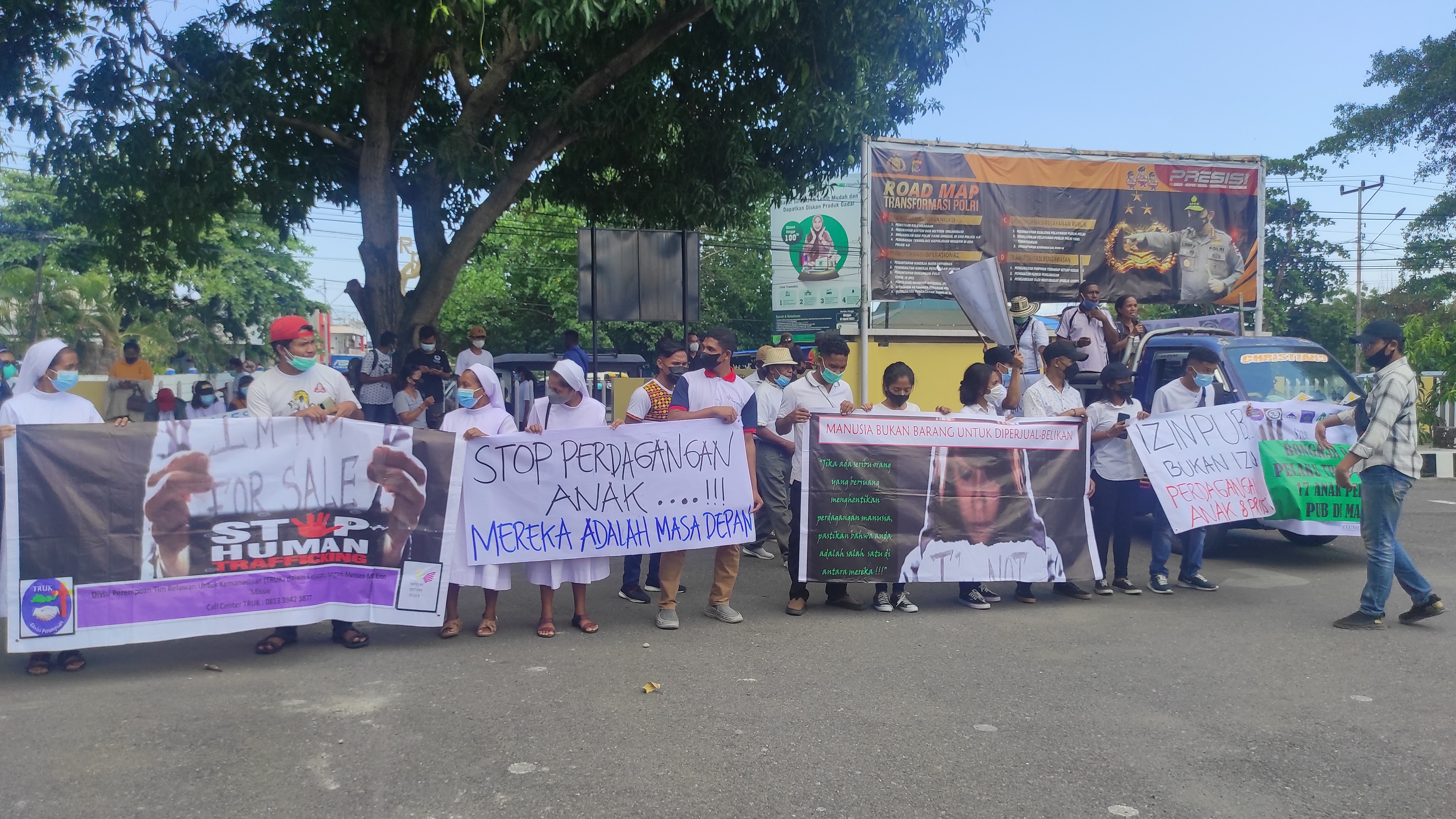 Selama dua hari berturut-turut pastor, susten dan ormas HAM di Kabupaten Sikka mendesak Polda NTT menerapkan UU TPPO pada kasus dugaan ekspl