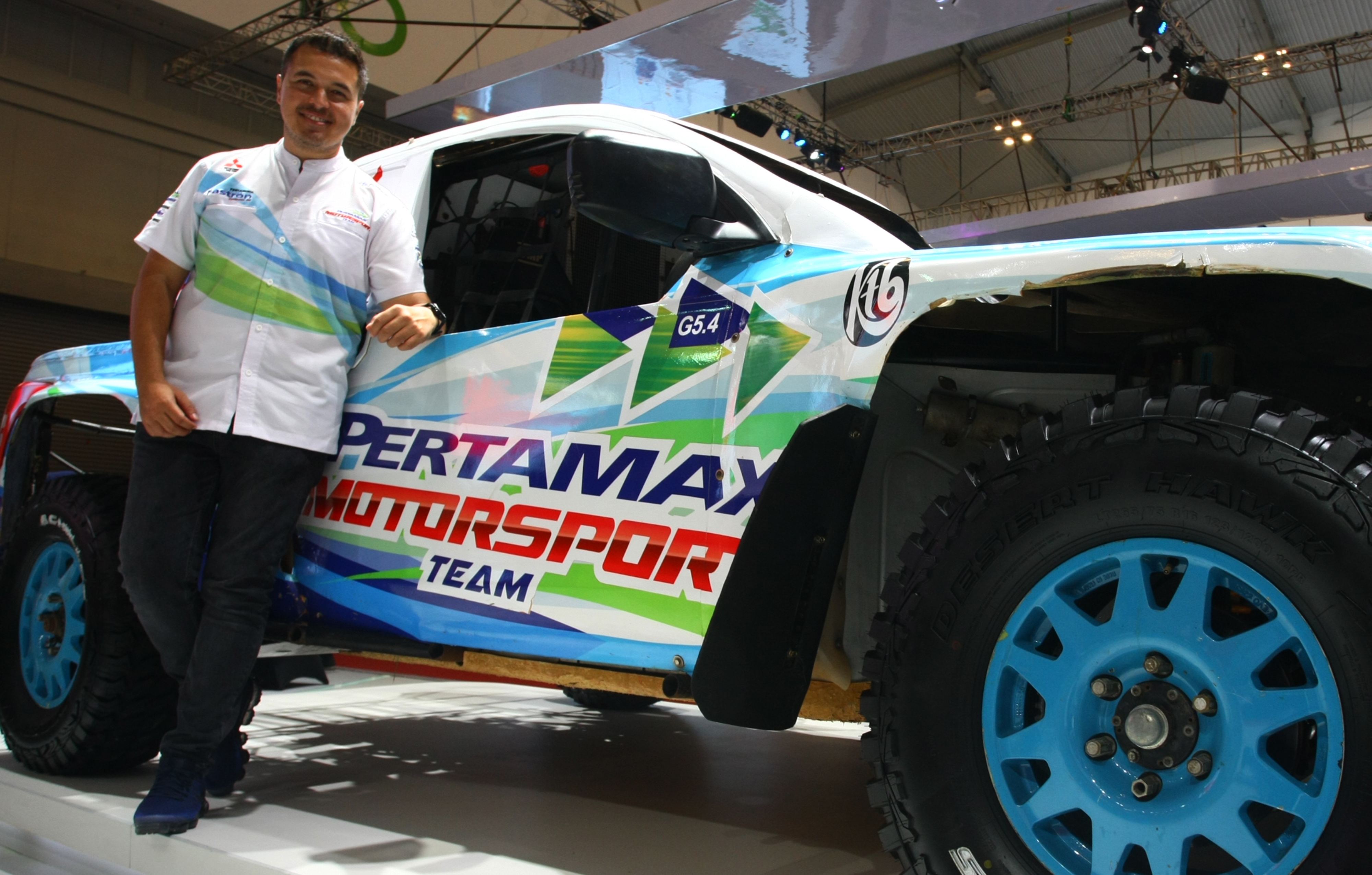 Direktur Pertamax Motorsport yang juga pembalap Indonesia Rifat Sungkar berfoto di samping mobil Pertamax Motorsport berbahan bakar kualitas