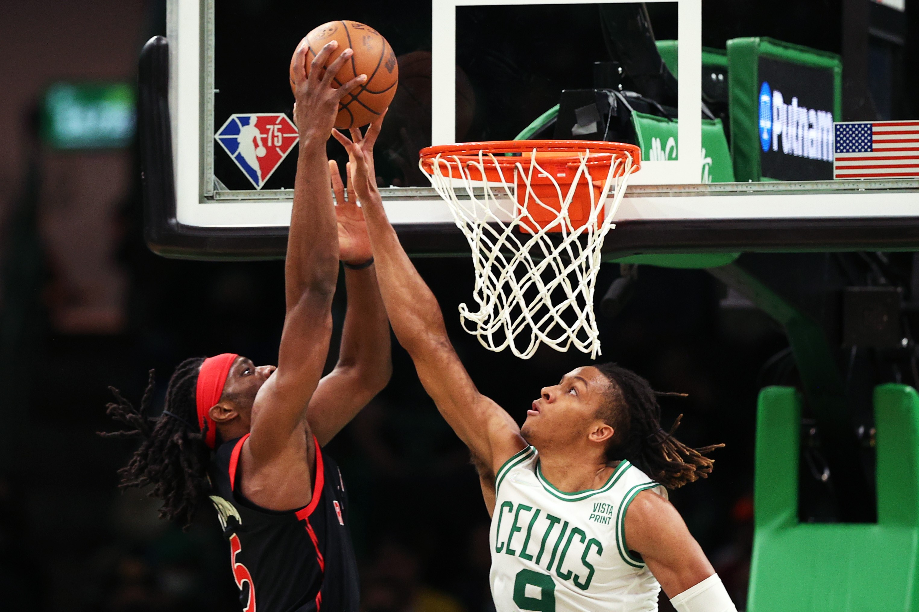 Laga NBA antara Boston Celtics dan Toronto Raptors.