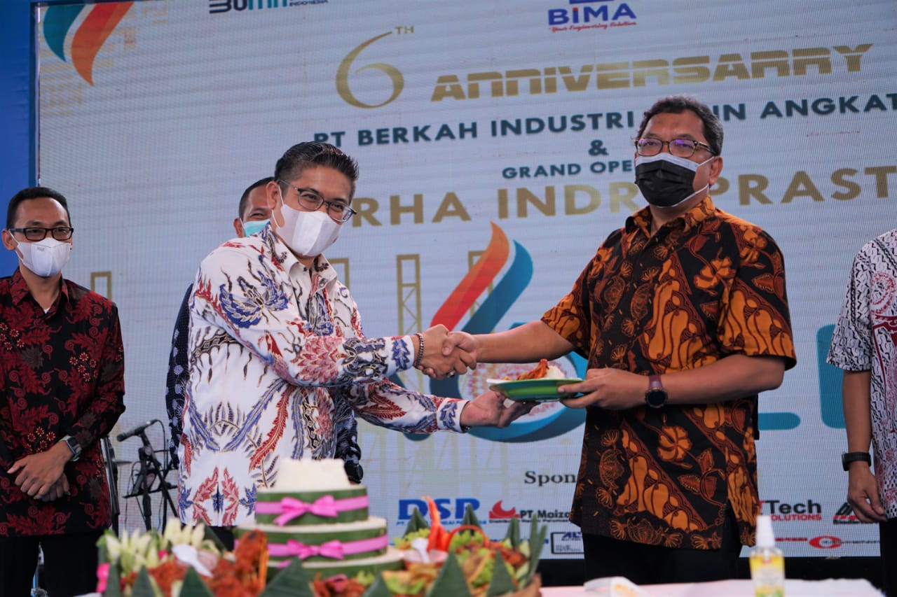 Direktur Utama PT BIMA Andriyuda Siahaan menyerahkan potongan tumpeng kepada Dirut Pelindo Jasa Maritim Prasetyadi, saat HUT ke-6 PT BIMA