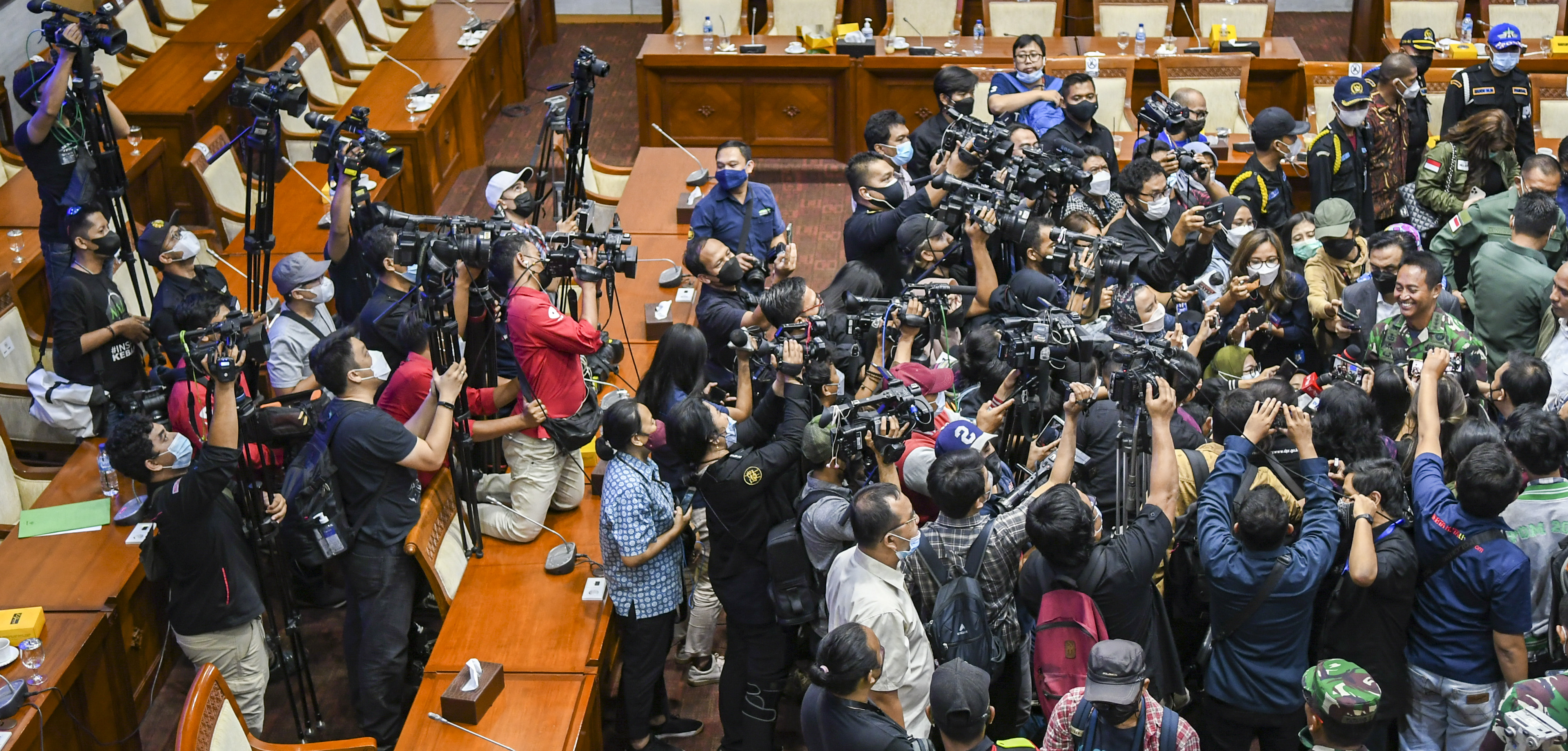 Kepala Staf TNI Angkatan Darat (KSAD) Jenderal TNI Andika Perkasa (kanan) dikerubungi wartawan.