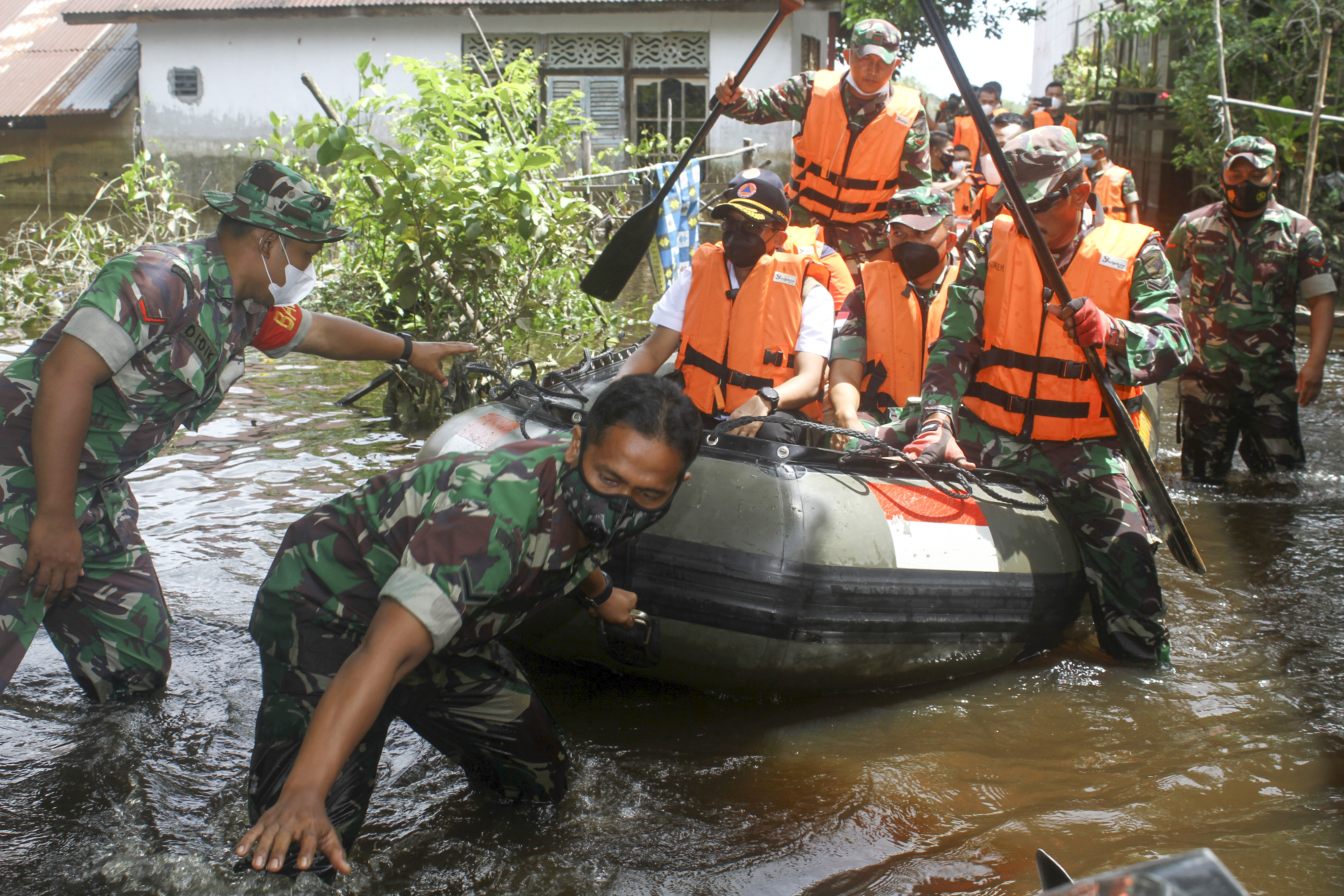 BANJIR SINTANG: Kepala BNPB Mayjen TNI Suharyanto (keempat kanan) meninjau lokasi banjir di Kapuas Kiri Hulu, Kabupaten Sintang, Kalbar.