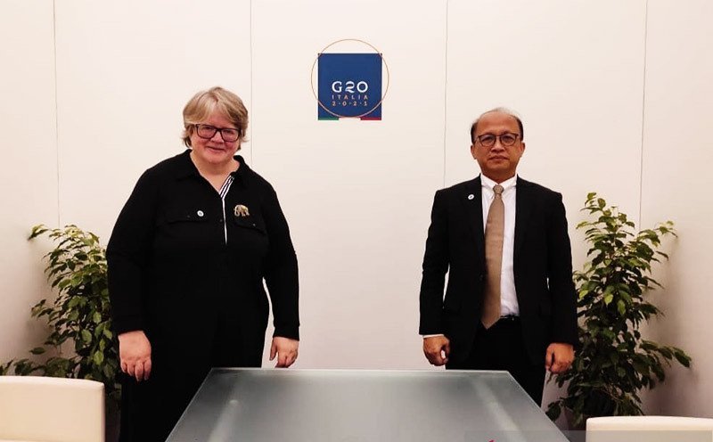 Sekjen Kemenaker RI Anwar Sanusi (kanan) bertemu Secretary of State for the Department for Work and Pensions Inggris Therese Coffey. 