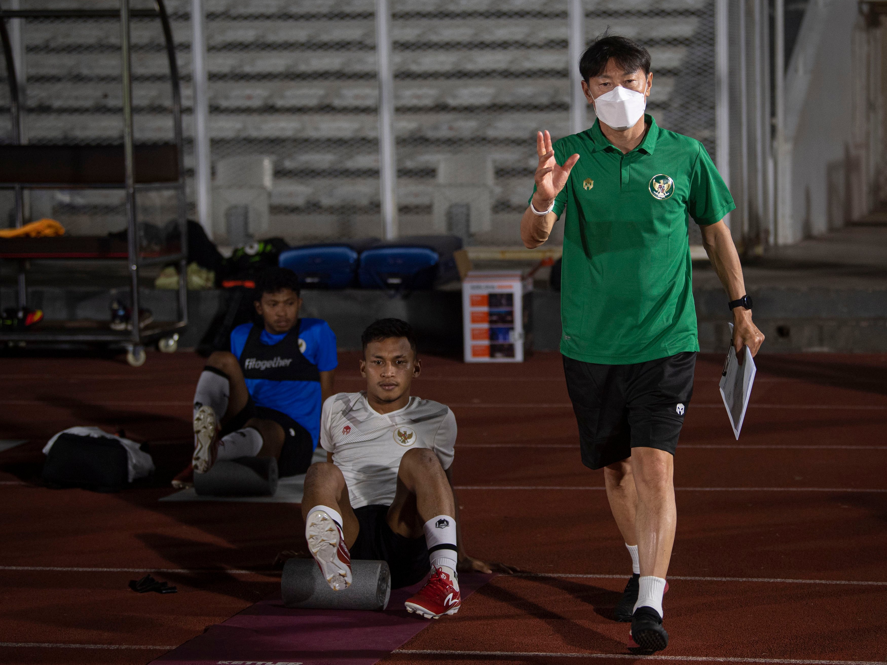 Pelatih Shin Tae-yong (kanan) memberikan pengarahan kepada para pesepak bola dalam latihan Timnas Senior Indonesia.