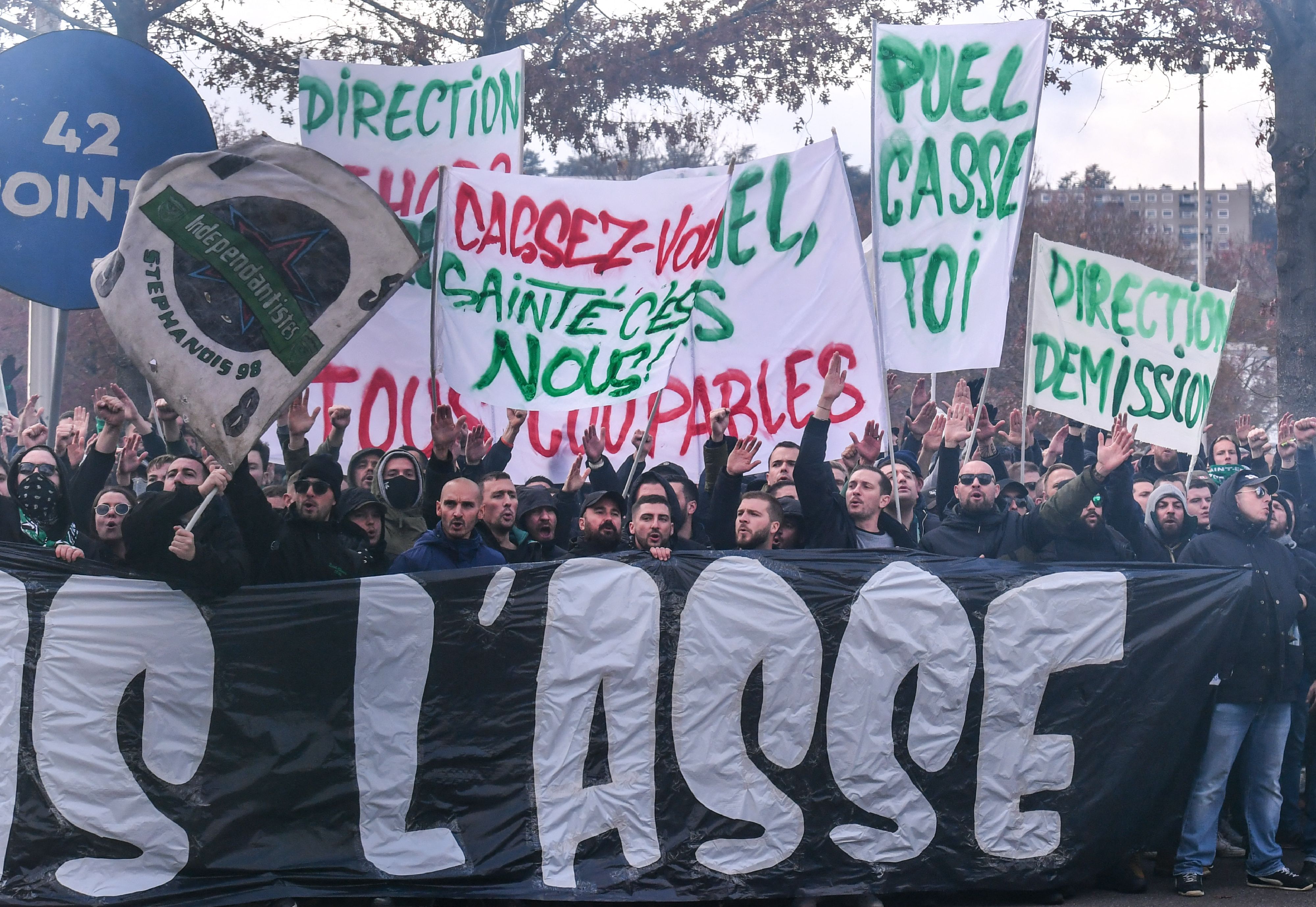 Para pendukung Saint Etienne melakukan demonstrasi setelah klub pujaan mereka terpuruk di zona degradasi Ligue 1.
