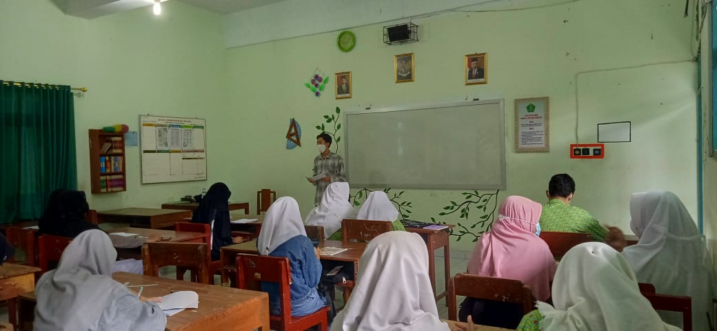 Guru pembimbing riset memberikan arahan kepada para siswa di kelas bimbingan riset MAN 1 Kulon Progo, DIY, Rabu (10/11/2021)