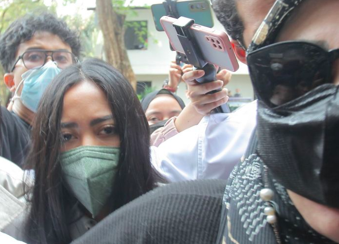 Rachel Vennya saat akan diperiksa oleh Polda Metro Jaya.