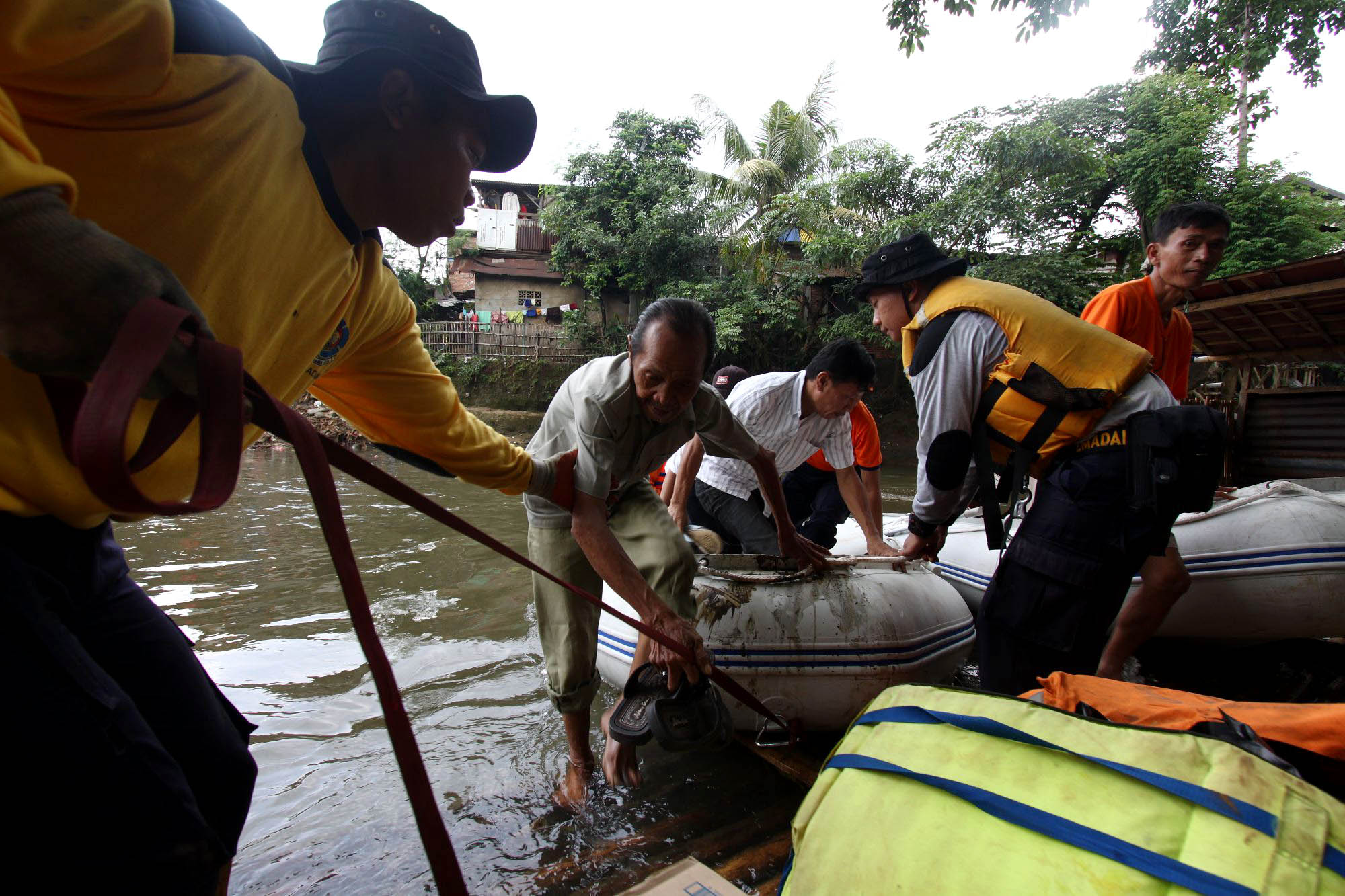 Tim Taruna Siaga Bencana (Tagana) melakukan latihan di sungai Ciliwung, Jatinegara, Jakarta Timur.