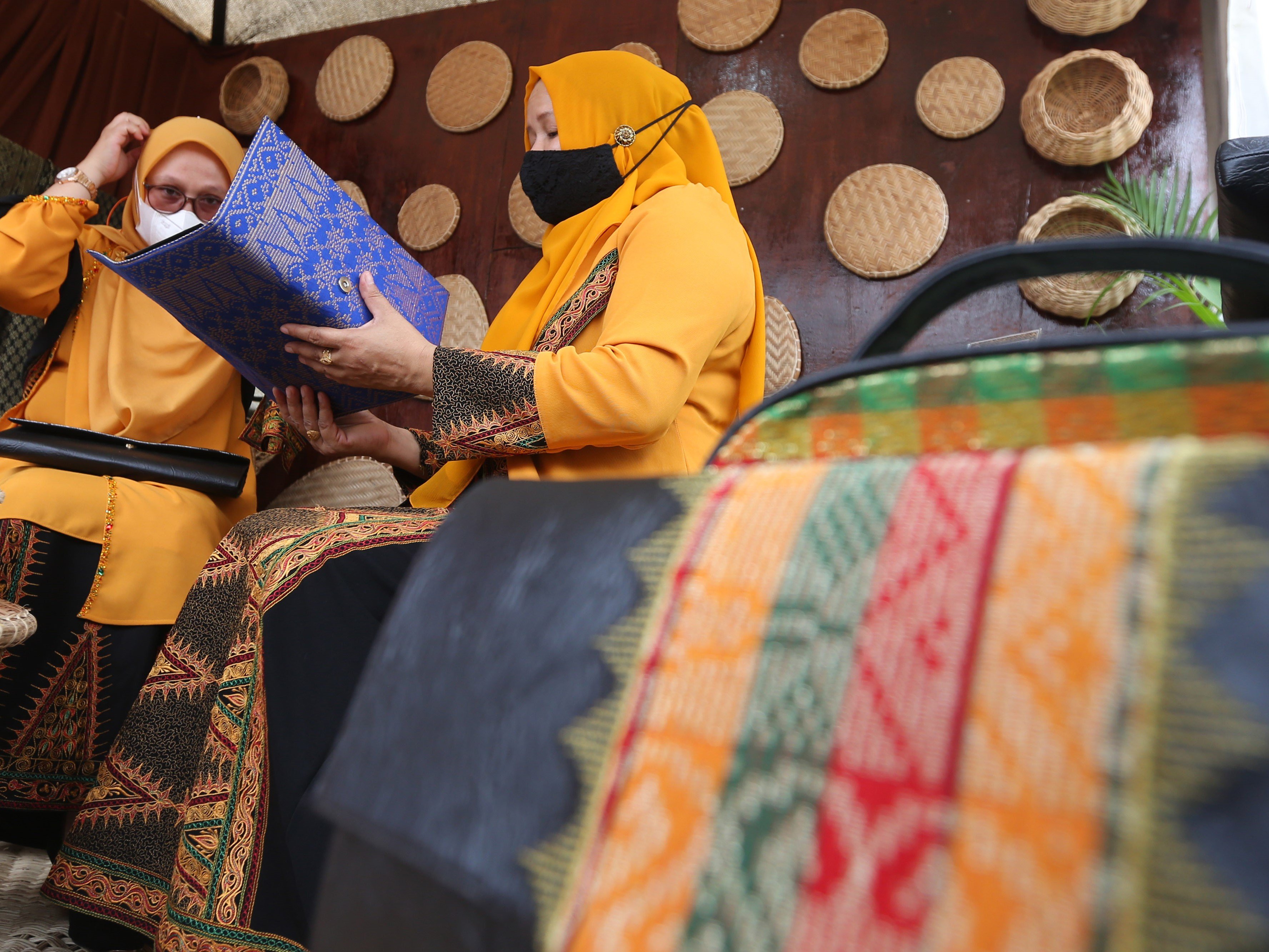 Pameran kerajinan dan makanan unggulan daerah dari UMKM di Anjong Mon Mata, Banda Aceh, Aceh, Senin (15/11/2021).