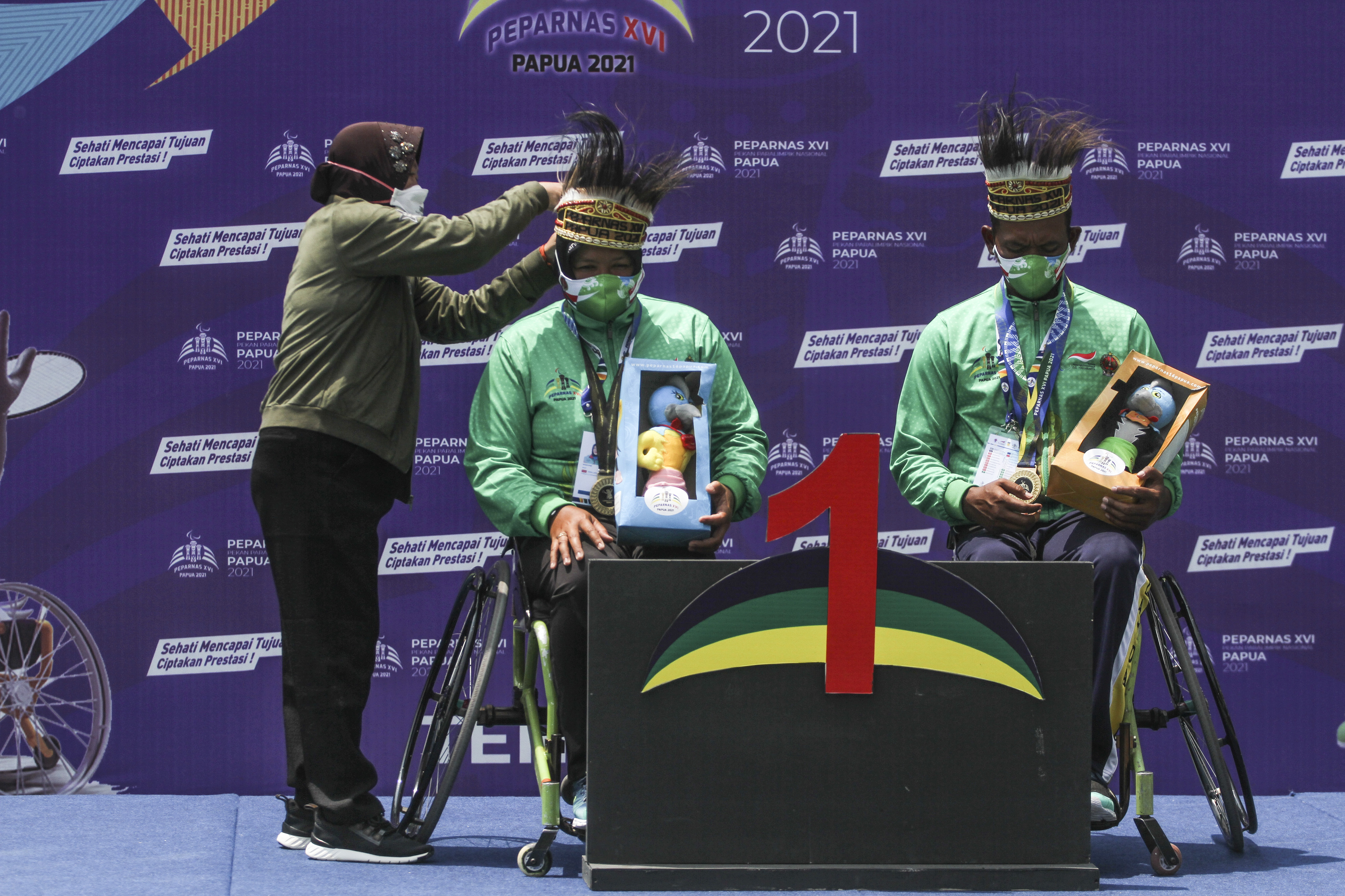mensos Tri Rimaharini mengalungkan medali di cabor tenis kursi roda Peparnas XVi papua
