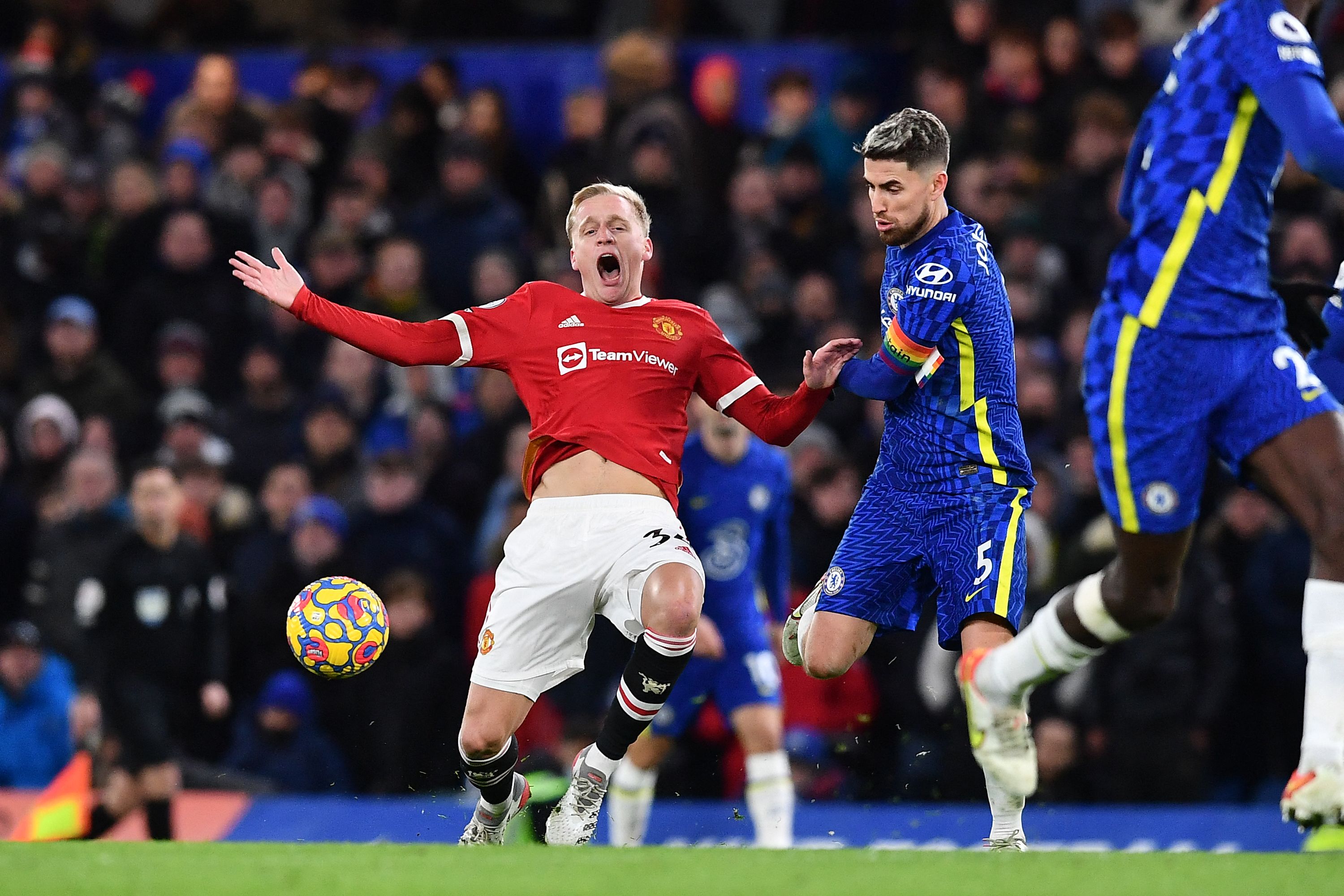 Gelandang Chelsea asal Italia Jorginho (kanan) melakukan pelanggaran terhadap gelandang Manchester United asal Belanda Donny van de Beek (te