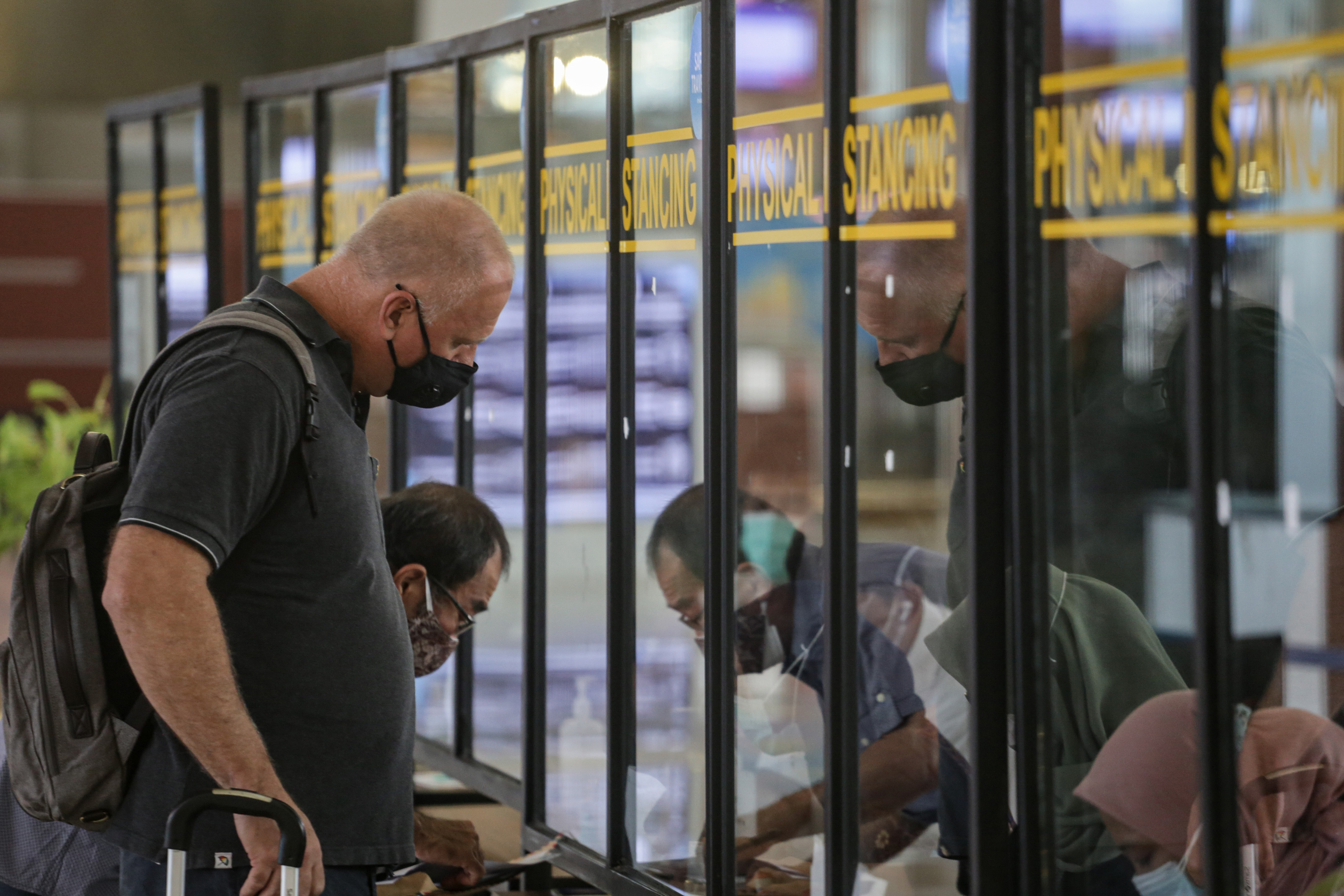 Validasi dokumen penerbangan di area Terminal 3 Bandara Internasional Soekarno Hatta, Tangerang, Banten