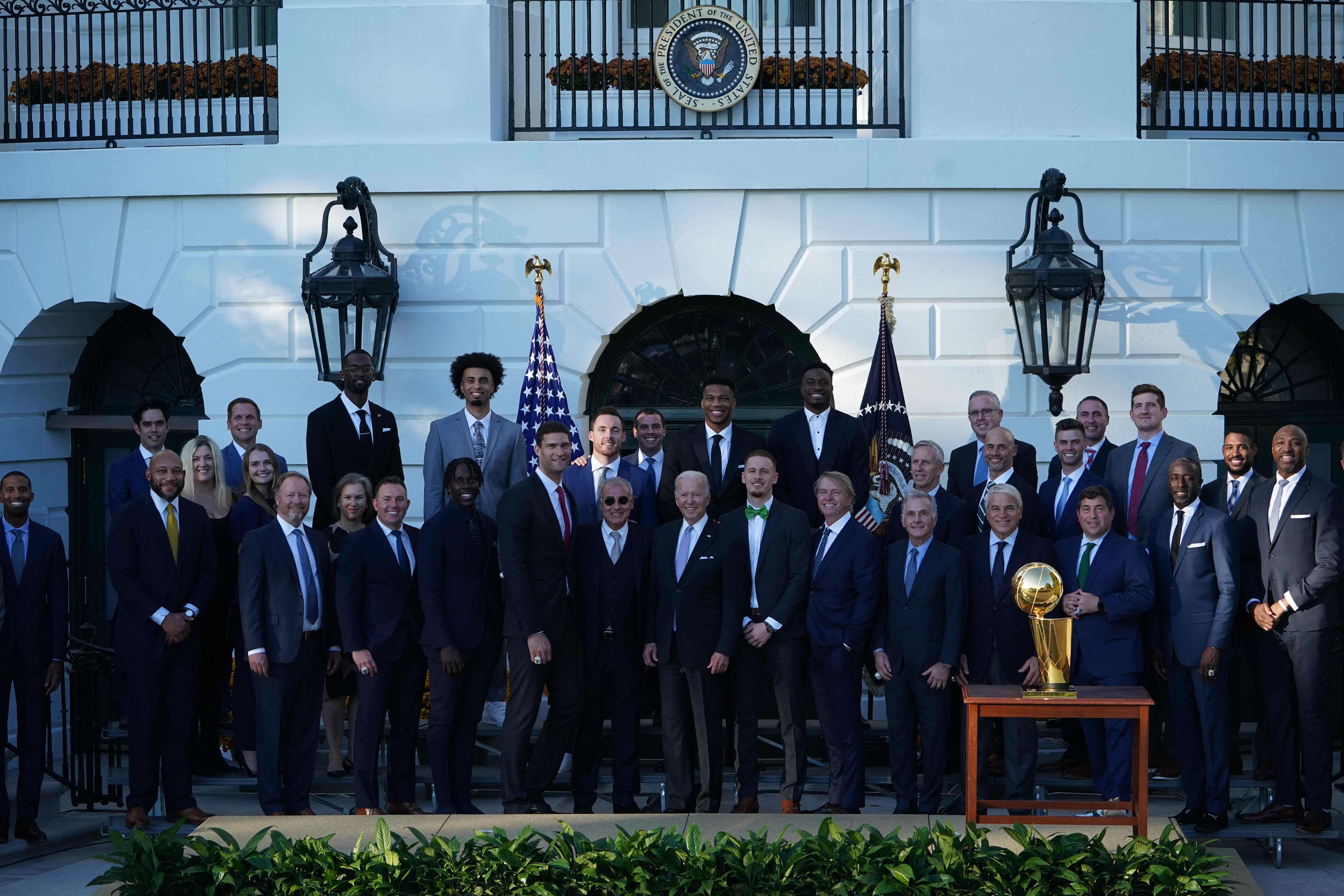 Pelatih dan pemain juara NBA Milwaukee Bucks berfoto bersama Presiden AS Joe Biden saat berkunjung ke Gedung Putih.