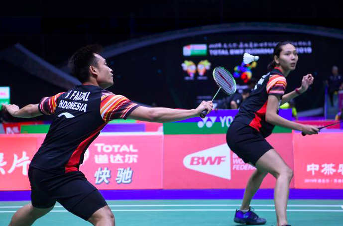 Aksi pasangan ganda campuran Indonesia, Hafiz Faizal (kiri) dan Gloria Emanuelle Widjaja. 
