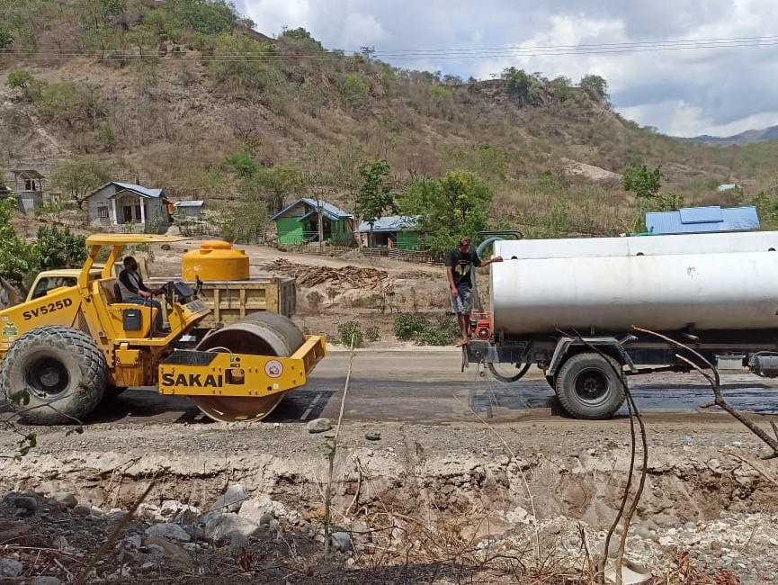 Pipa air minum itu digunakan untuk distribusi air ke rumah-rumah warga. 