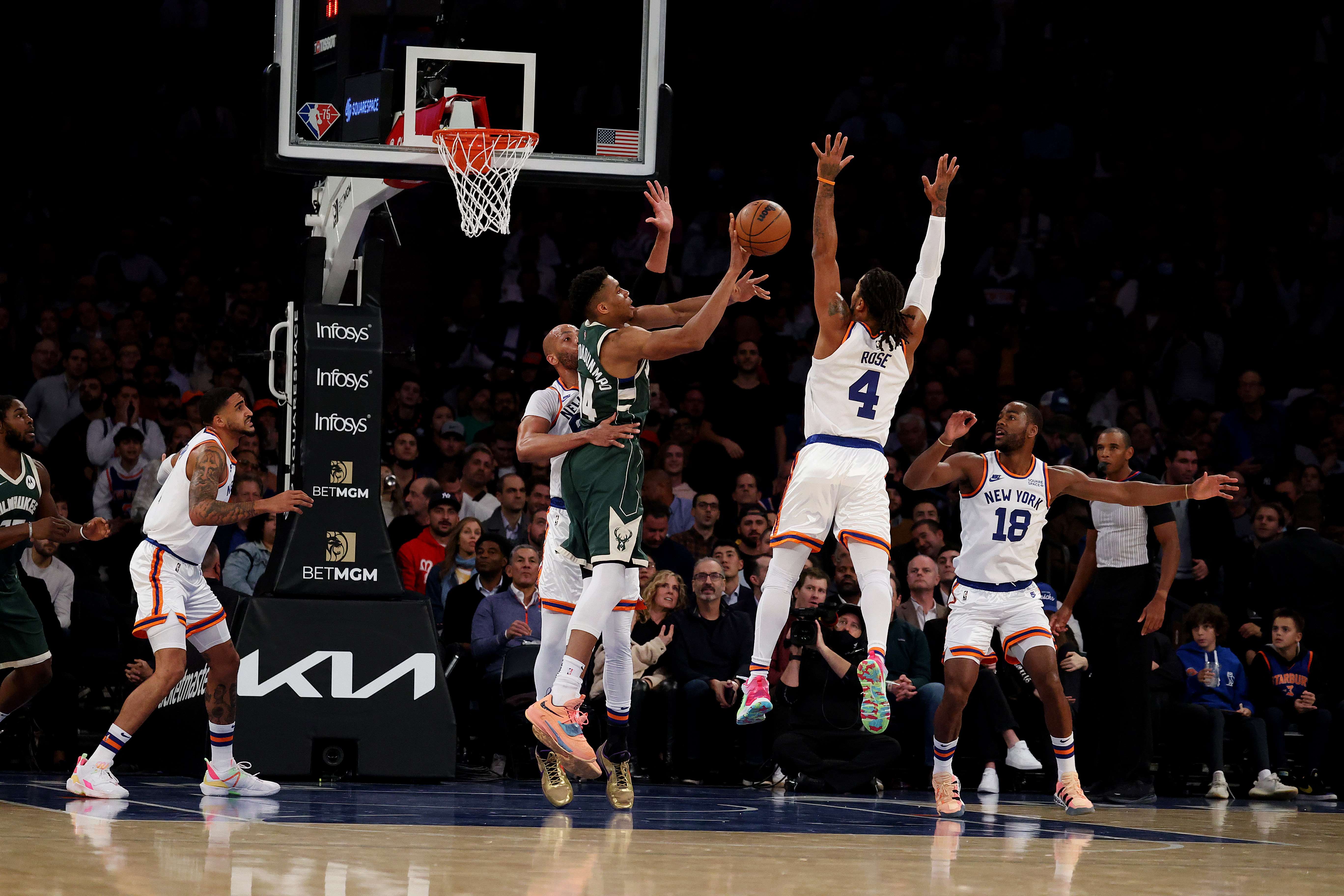 Laga NBA antara New York Knicks dan Milwaukee Bucks.