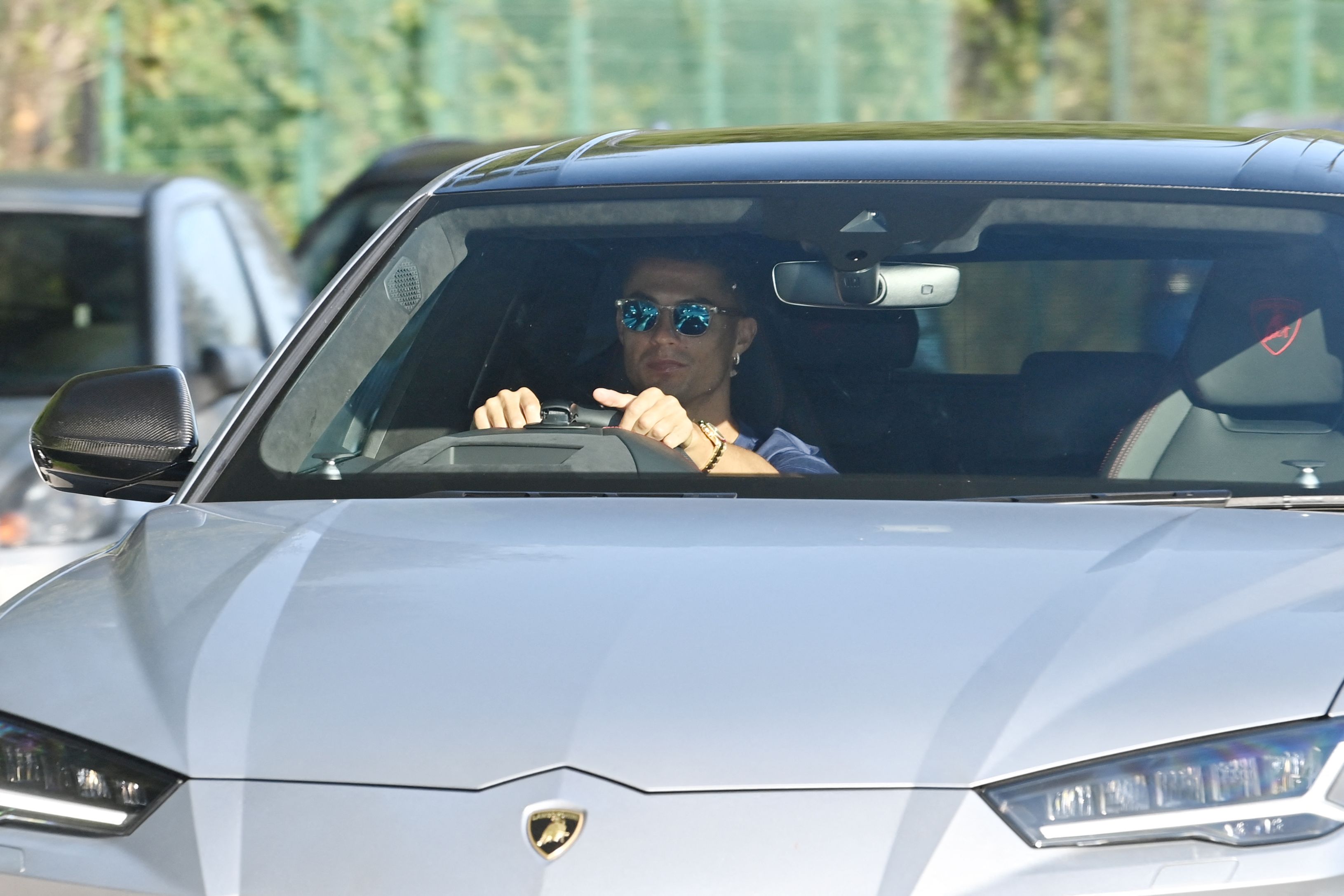 Cristiano Ronaldo menggunakan mobil mewah saat datang ke tempat latihan Manchester United. 