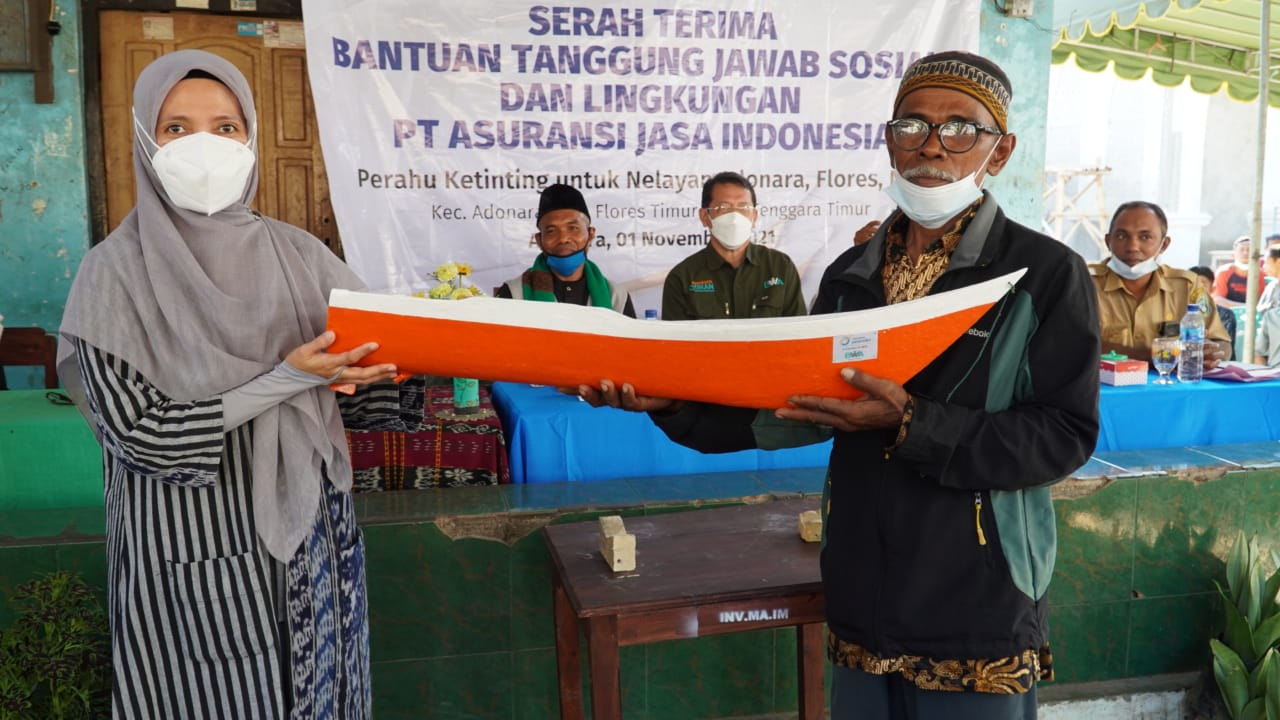 simbolisasi donasi perahu ketinting untuk Nelayan Adonara, NTT